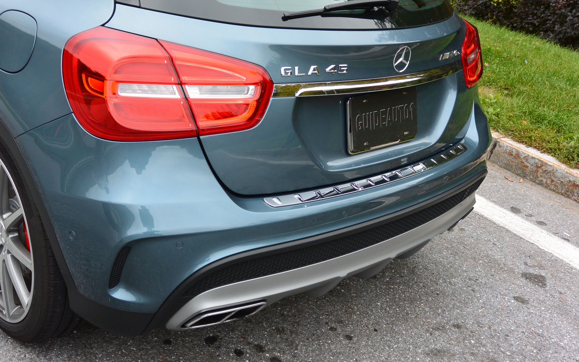 The GLA 45 AMG is equipped with two double exhausts.