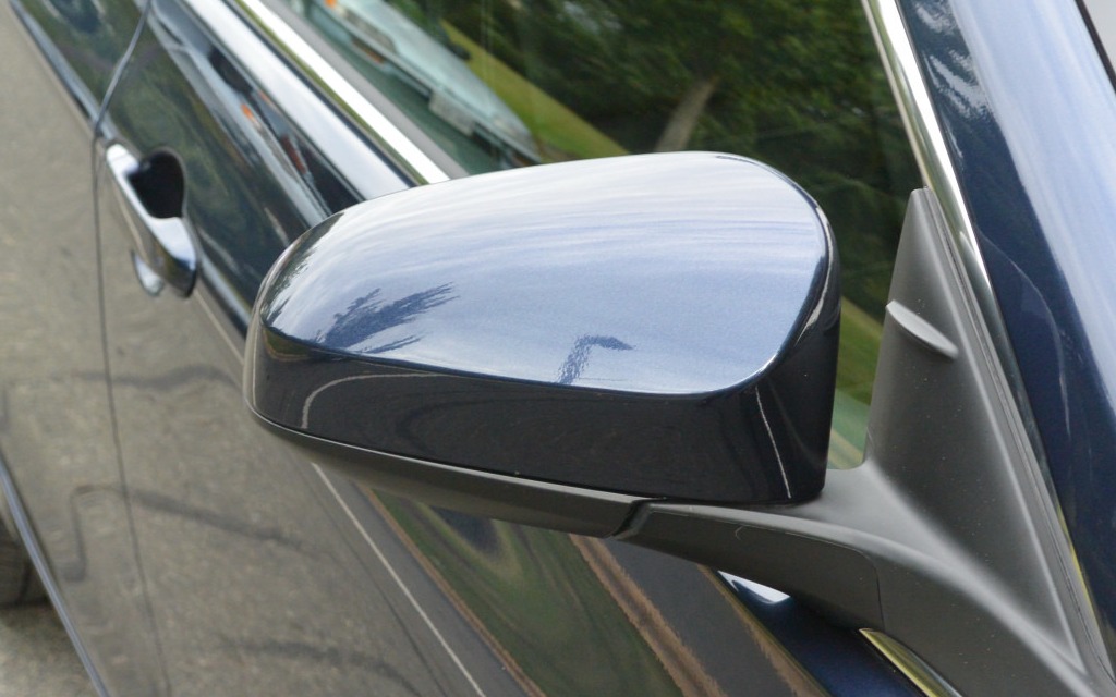 The shape of the rear-view mirrors is very aerodynamic.