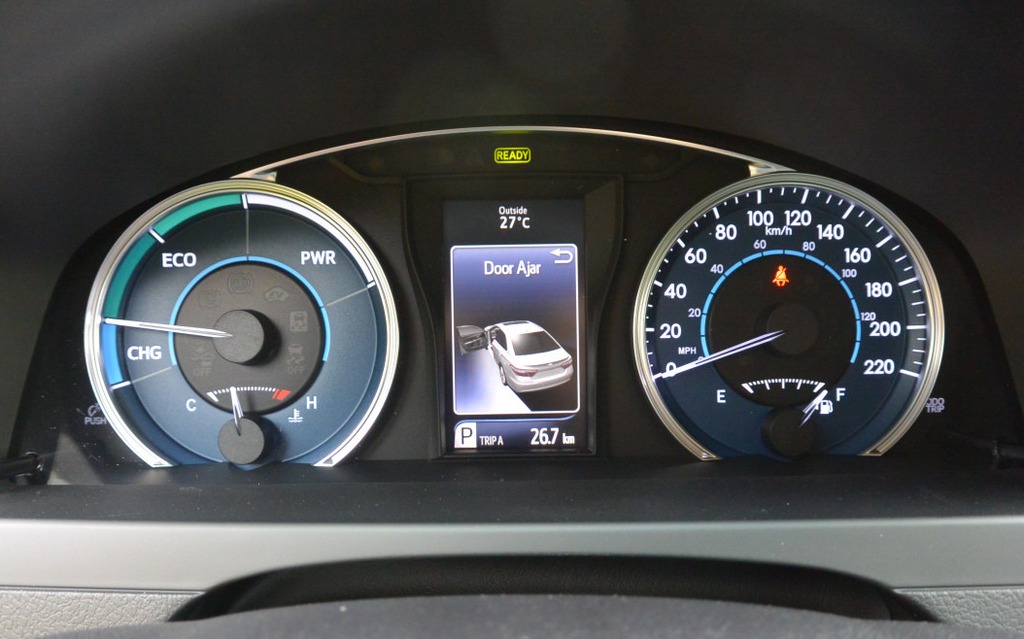 Note the information screen between the two indicator gauges.