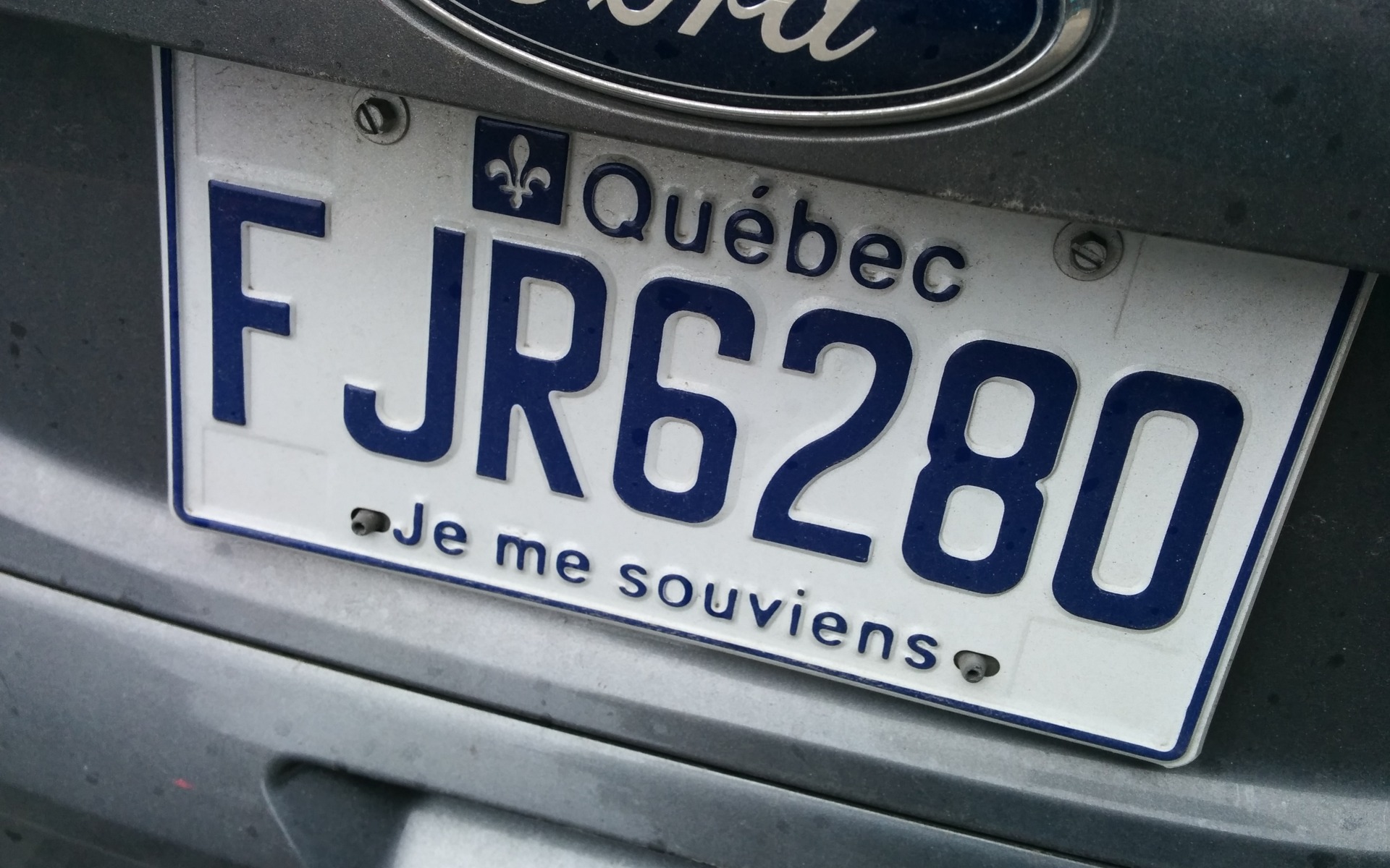 Voici la plaque d'un des véhicules doté d'un scanneur.