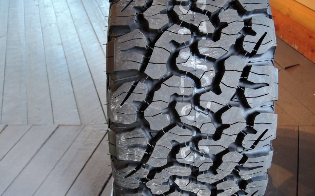 Comme tout pneu tout terrain, les blocs de la semelle sont costauds.