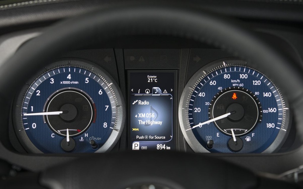 The information screen between the indicator dials is very practical.