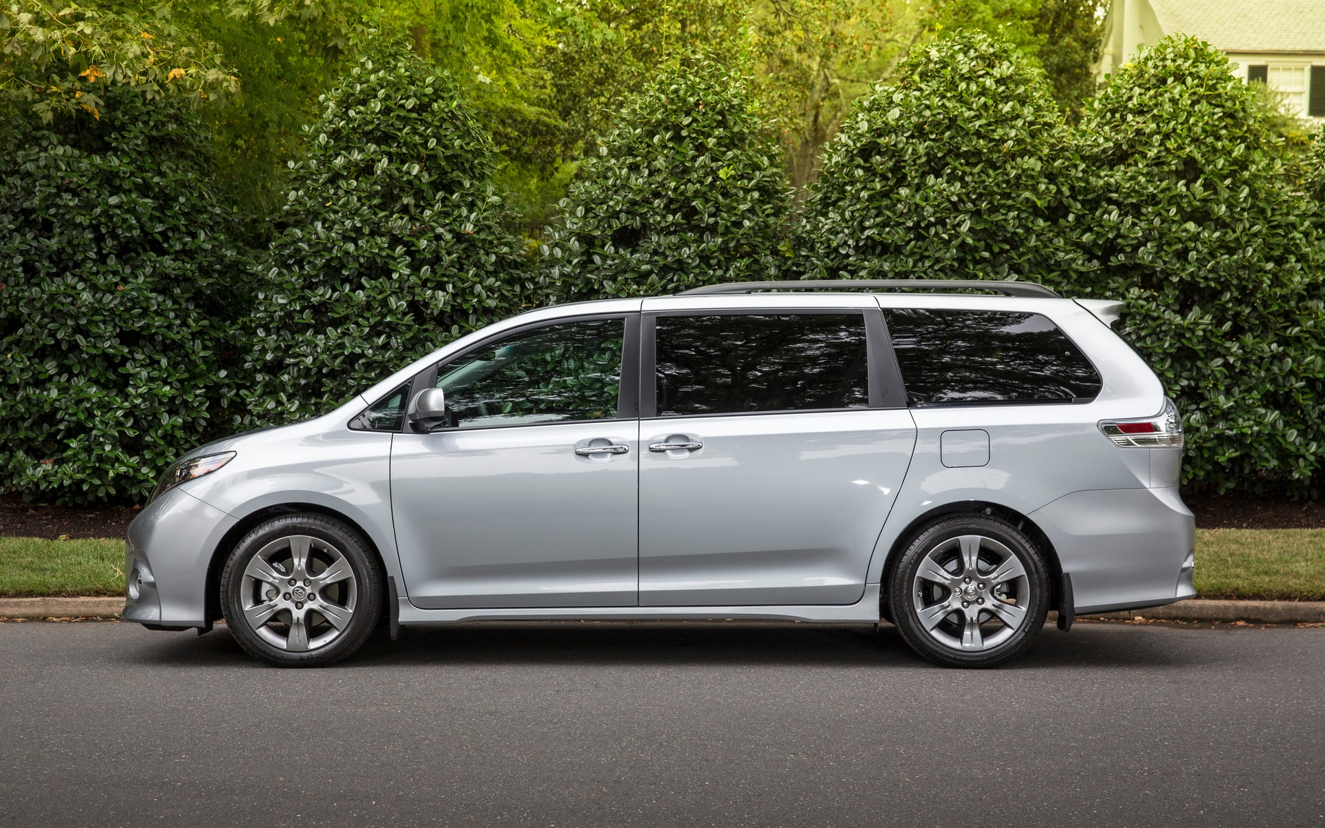 Measuring 5085 mm, the Sienna can accommodate seven or eight passengers.