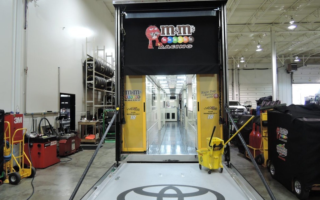 Le camion atelier de l'équipe Kyle Busch.