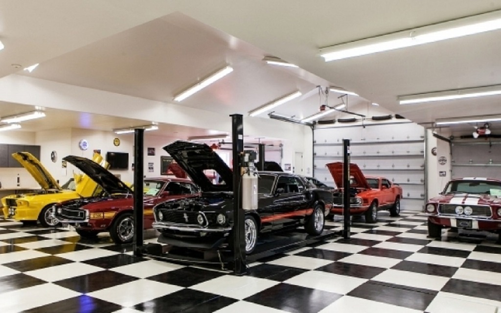 Une maison avec garage pour voitures de collection - A part ça