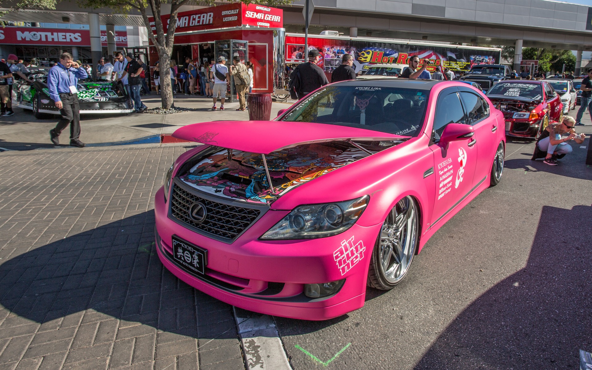 Une Lexus rose
