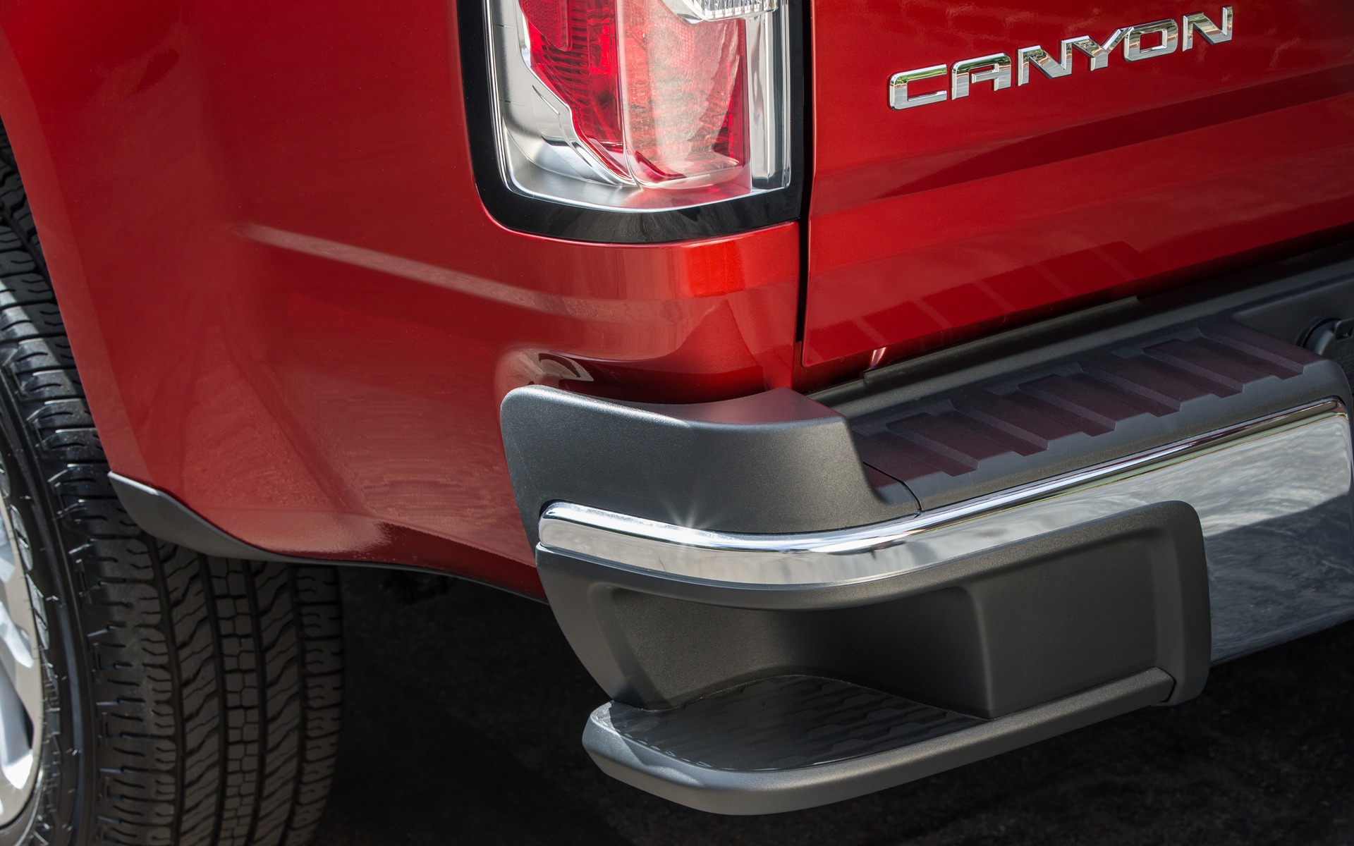 A notch at the end of the bumper makes it easier to access the cargo box.