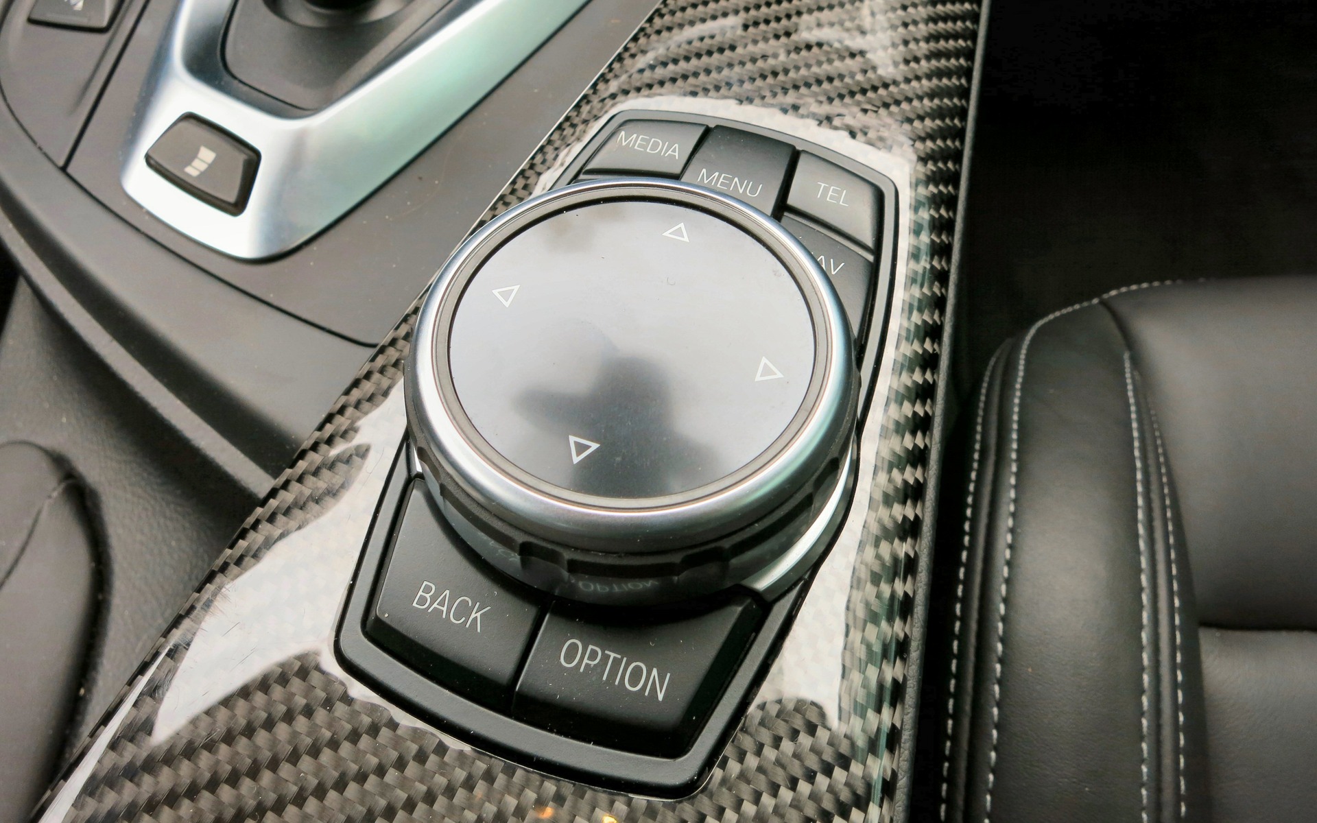 The iDrive system substitutes a rotary dial for a touchscreen.