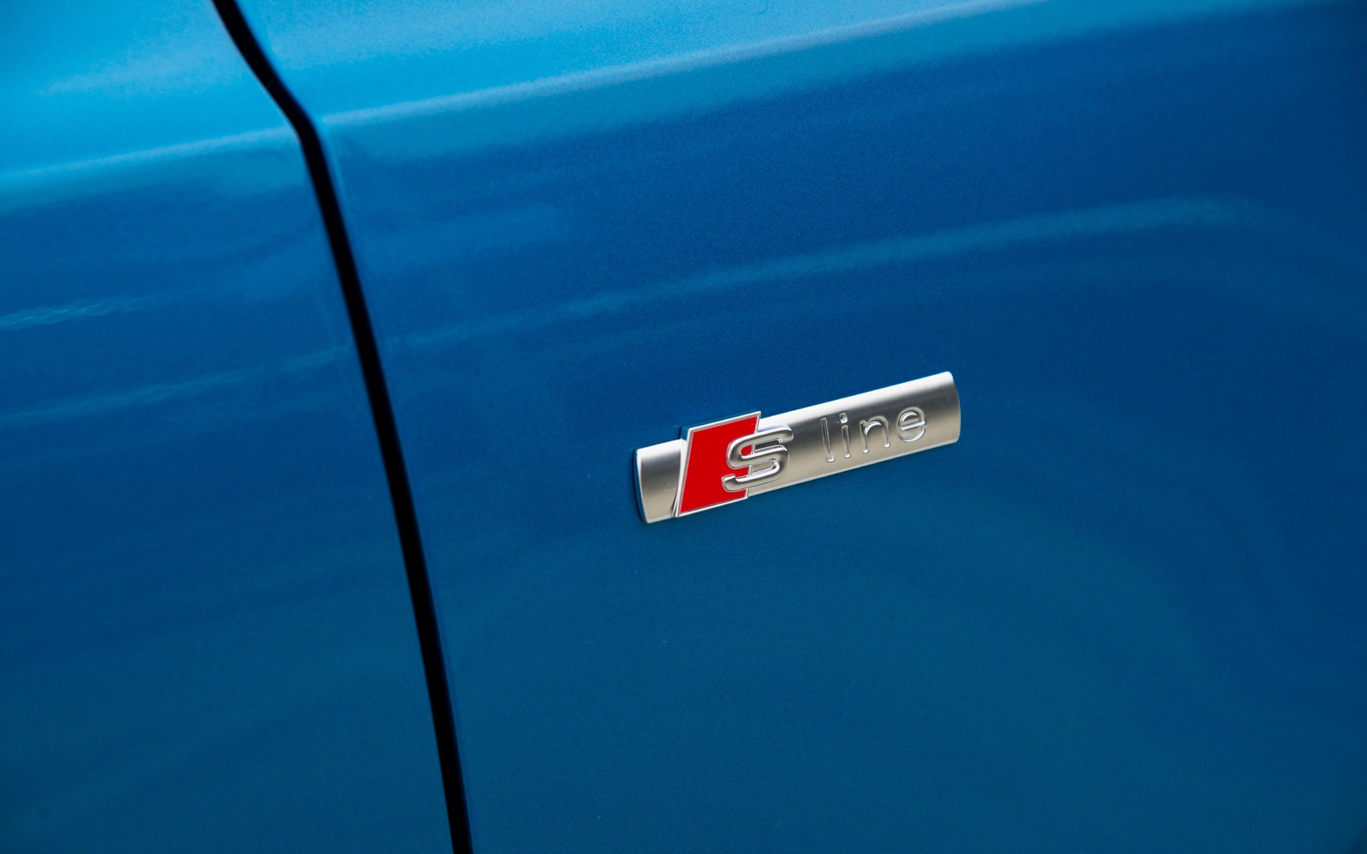 Audi Q3 2016 - Emblème de la version S-line haut de gamme