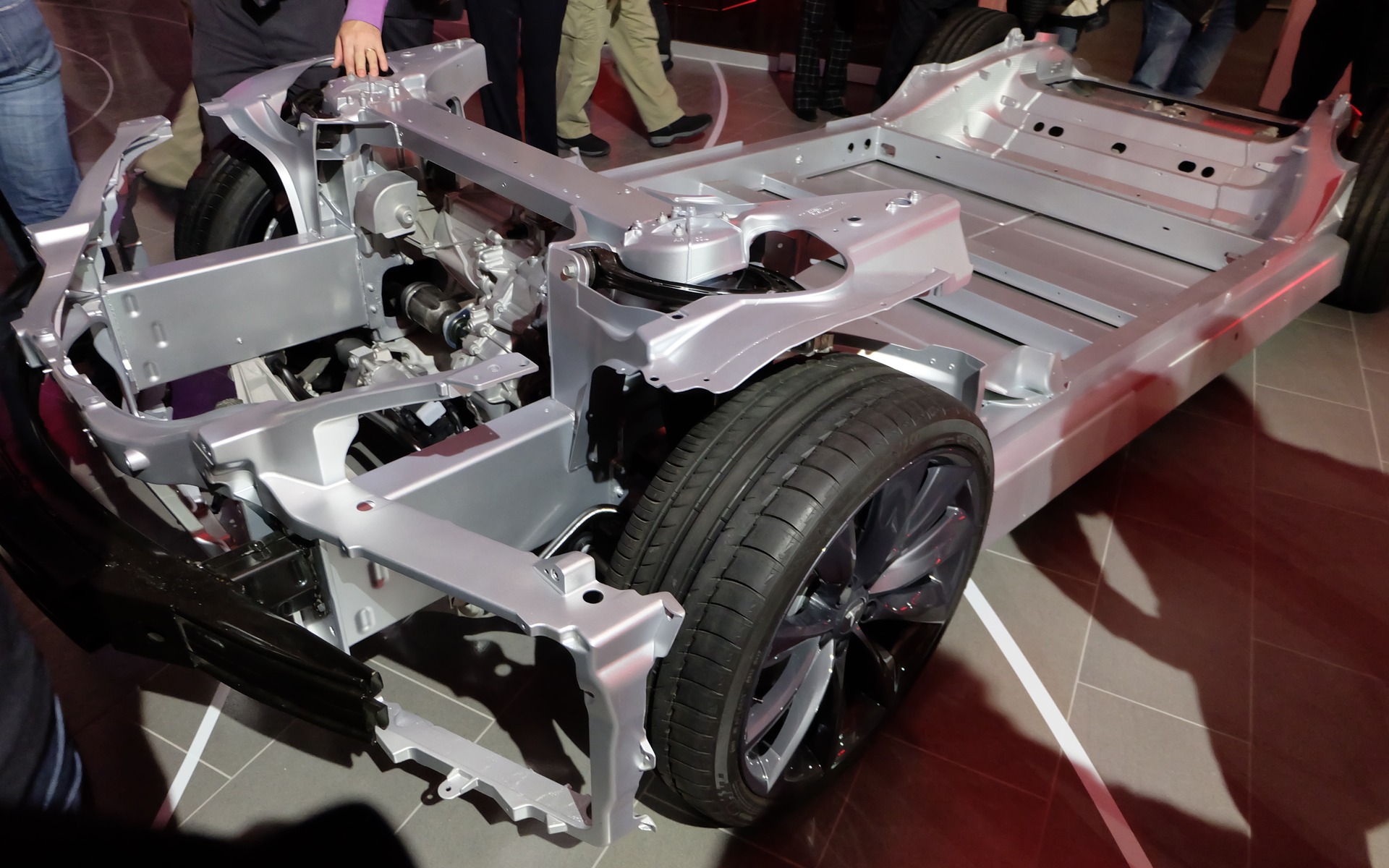 Le chassis de la Model S à rouage intégral.