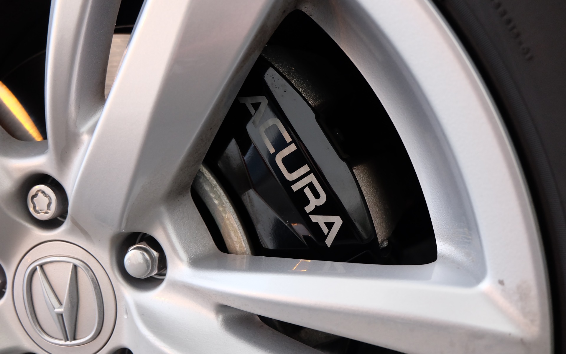 Calipers with the brand's inscription, like a sports car!