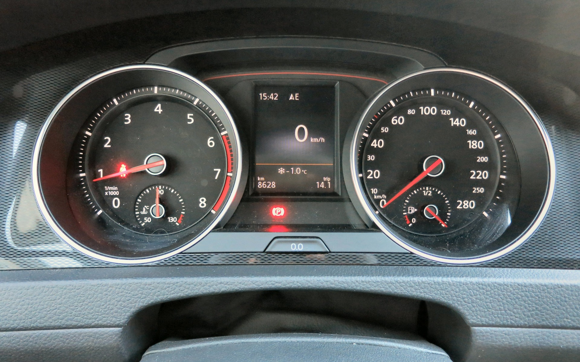The gauge cluster is simple and straightforward.
