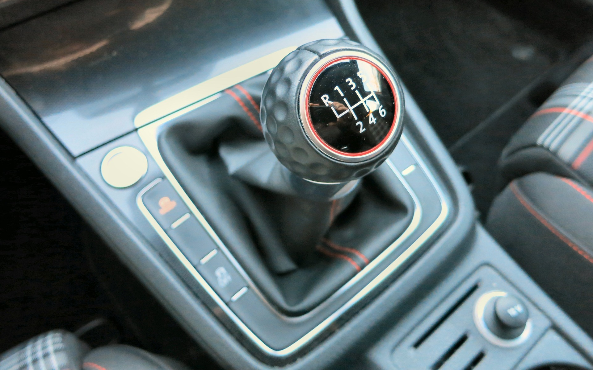 Note the traditional golfball shifter.