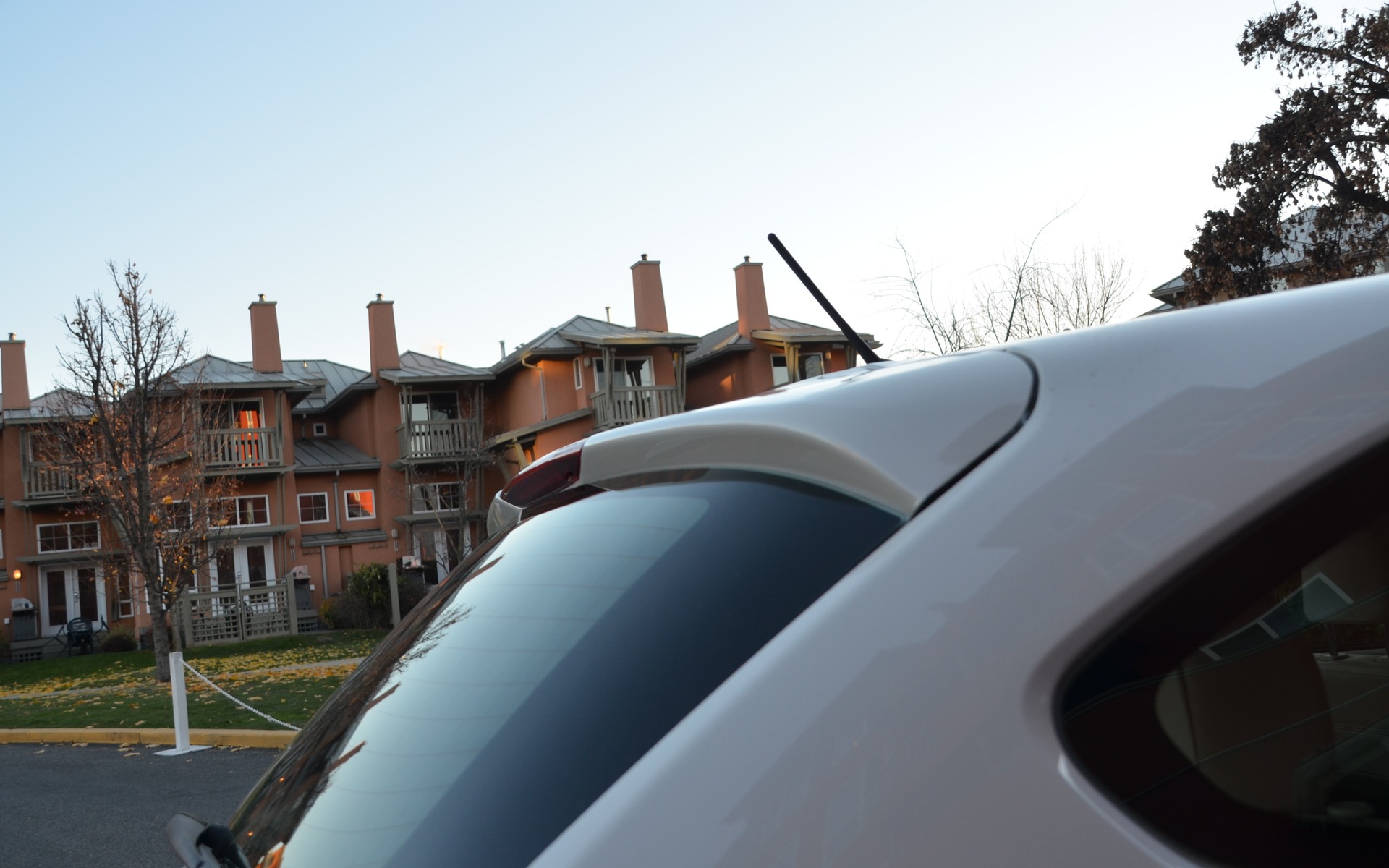 Le toit de la familiale se termine par un aileron très discret.