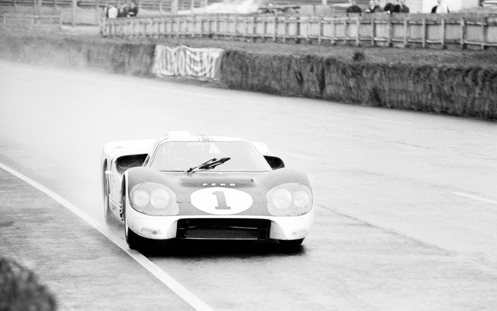 Les légendaires Ford GT40 aux 24 Heures du Mans.