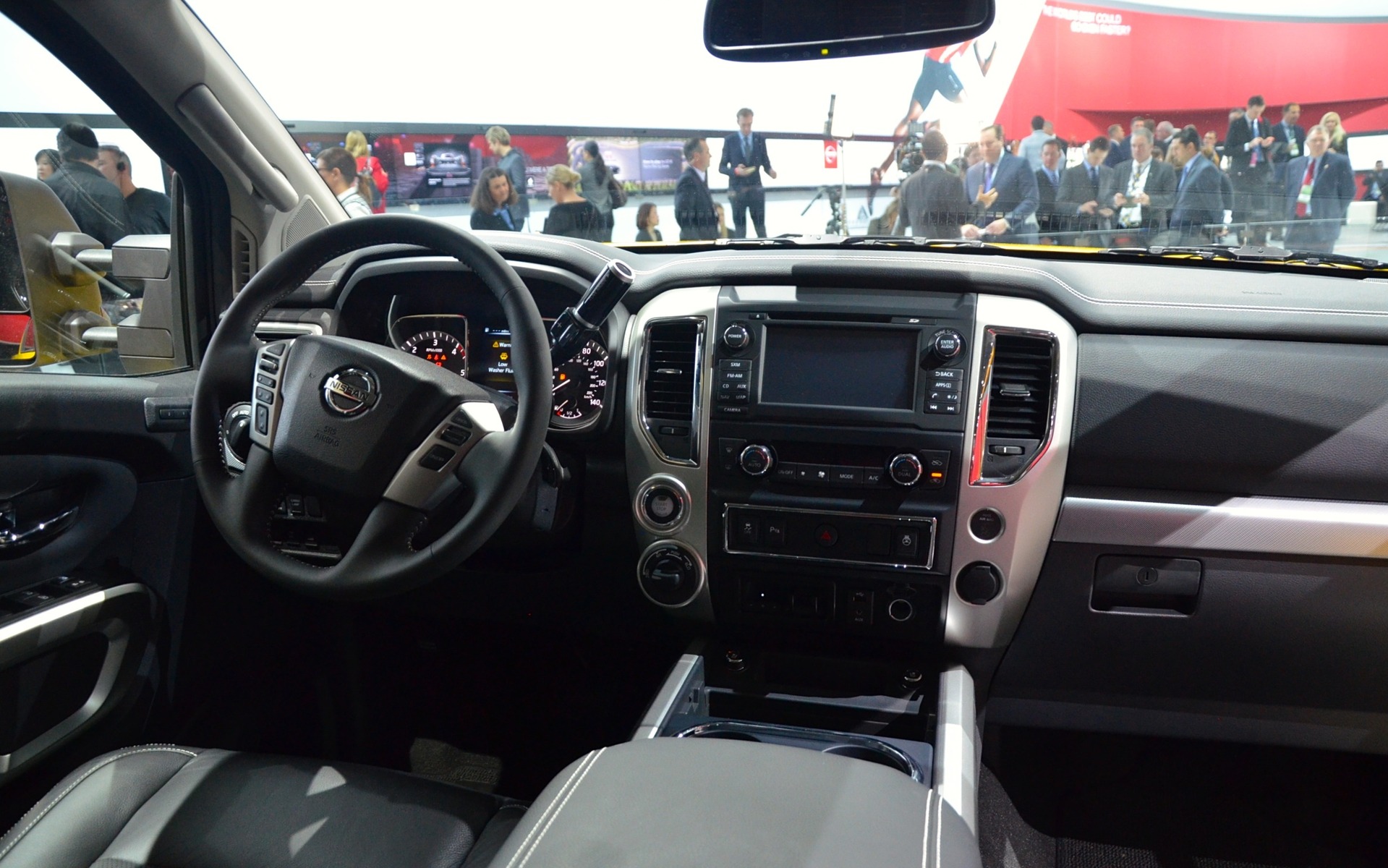Nissan Titan XD 2016 - Cockpit