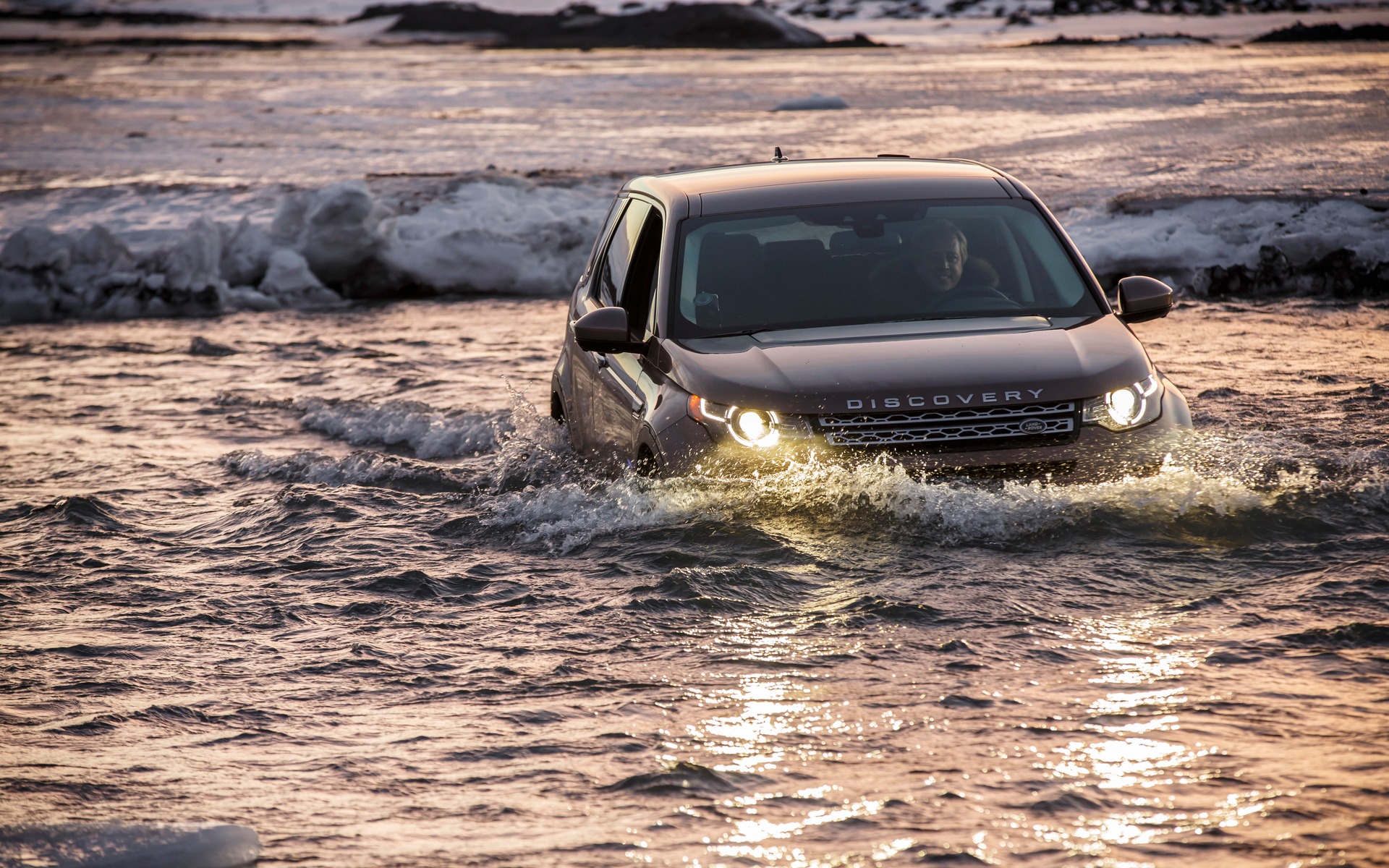 Gabriel Gélinas au volant du Land Rover Discovery Sport en Islande