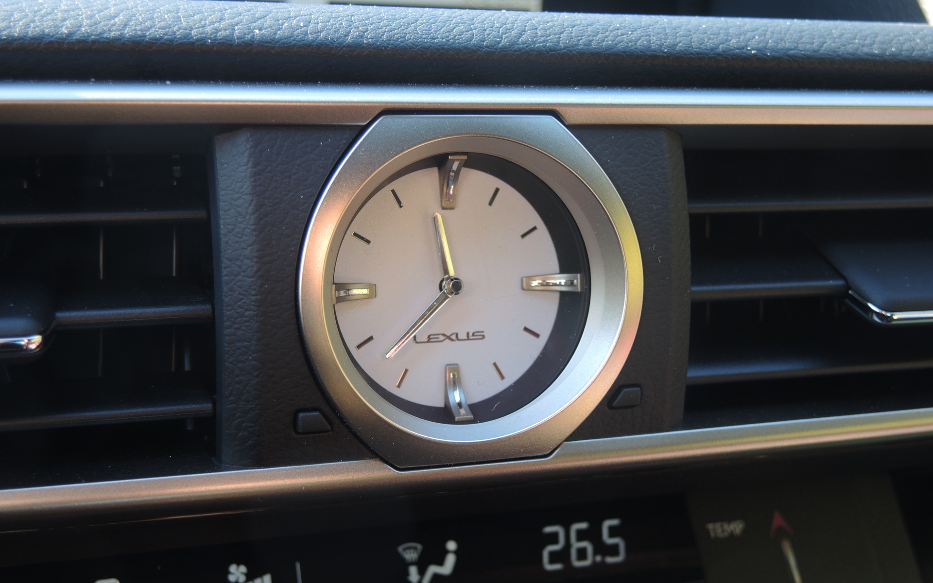 Comme sur plusieurs voitures de luxe, on trouve une montre analogique.