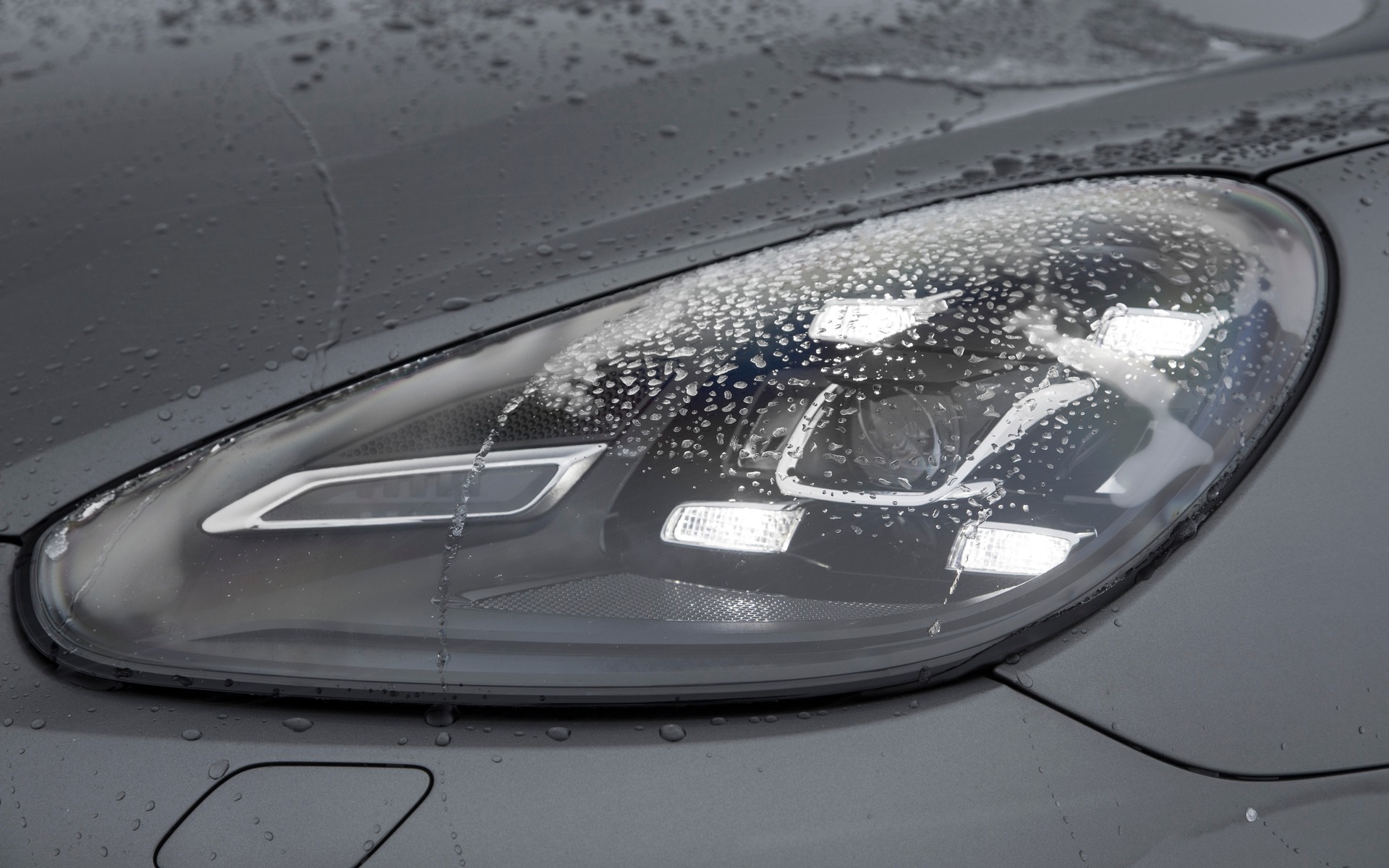 Porsche Cayenne Turbo S 2016 - Détail des phares.