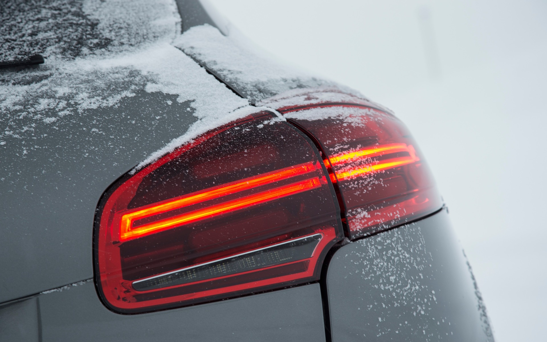 Porsche Cayenne Turbo S 2016 - Détail des feux arrière.