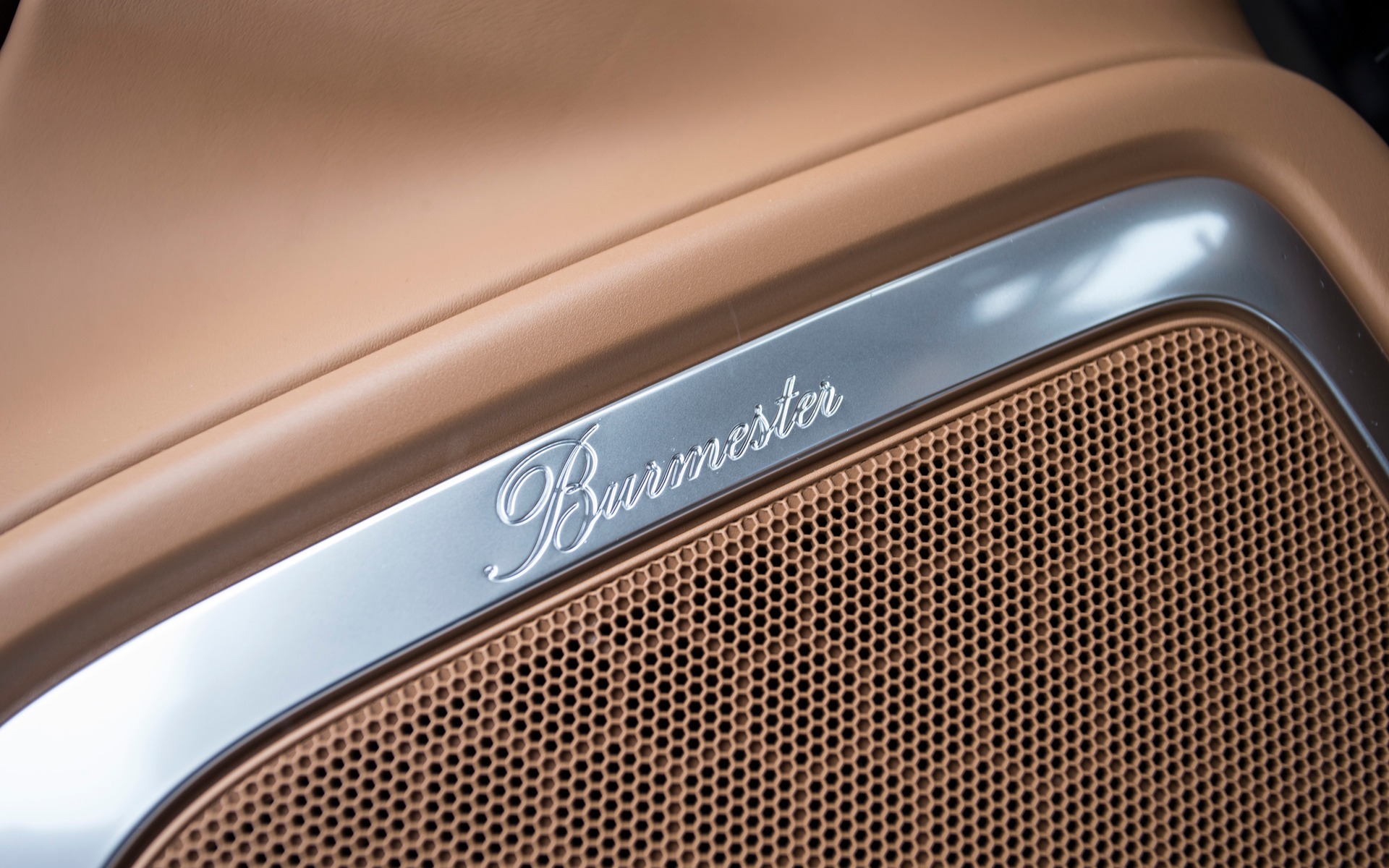 Porsche Cayenne Turbo S 2016 - Chaîne audio Burmester haut-de-gamme.