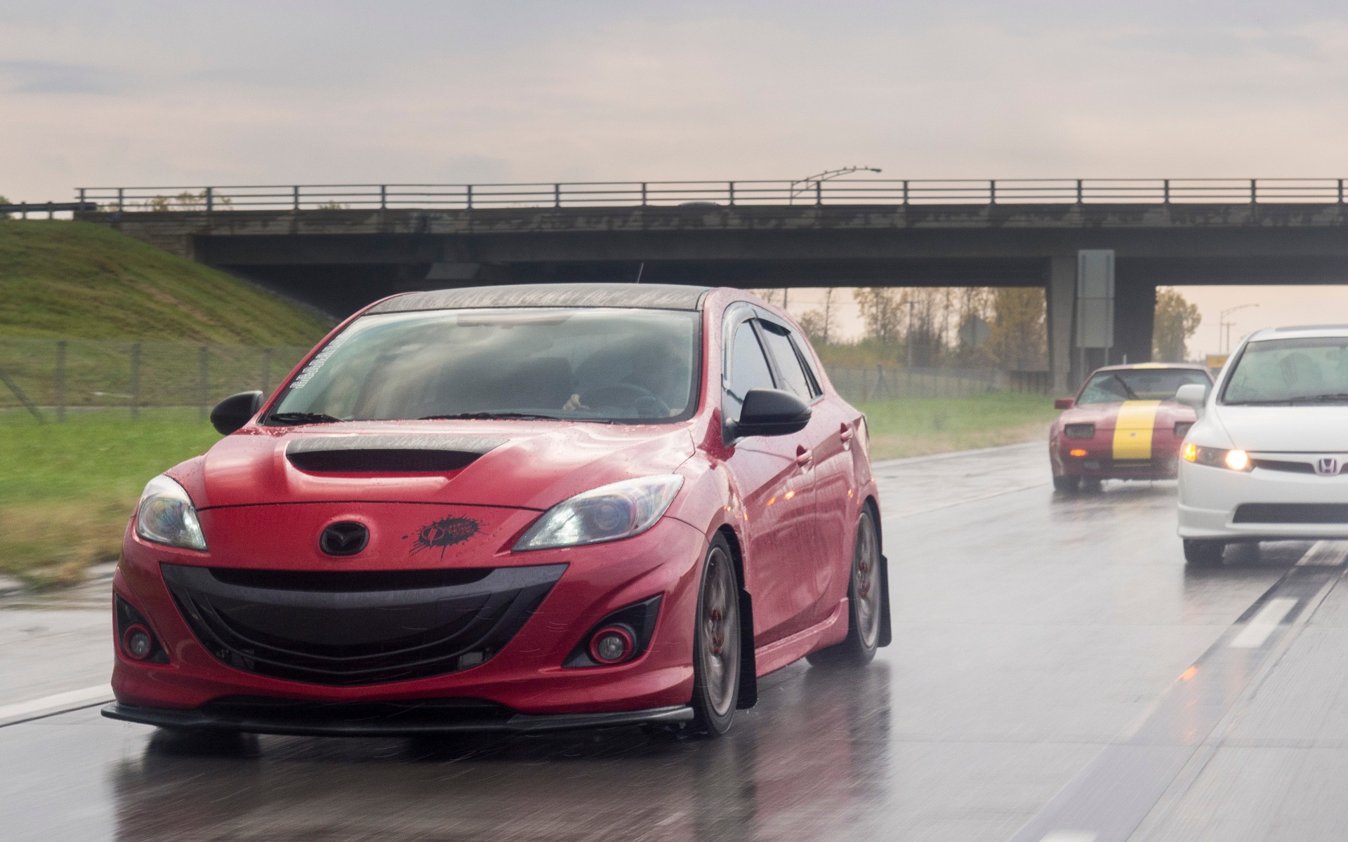 Convoi de voitures dirigé par montrealracing.com et octanefix.com