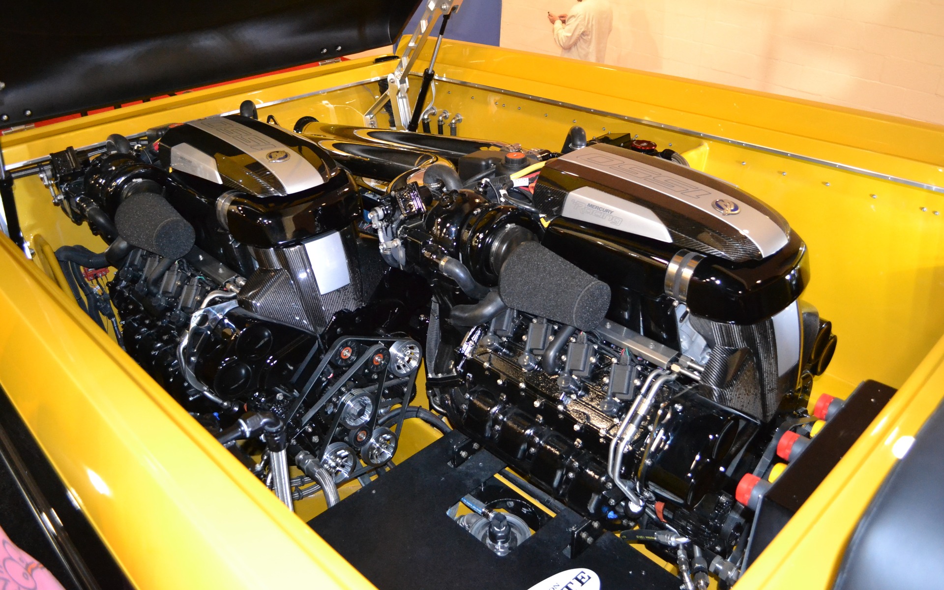 Deux moteurs Mercury Racing de 1350 chevaux