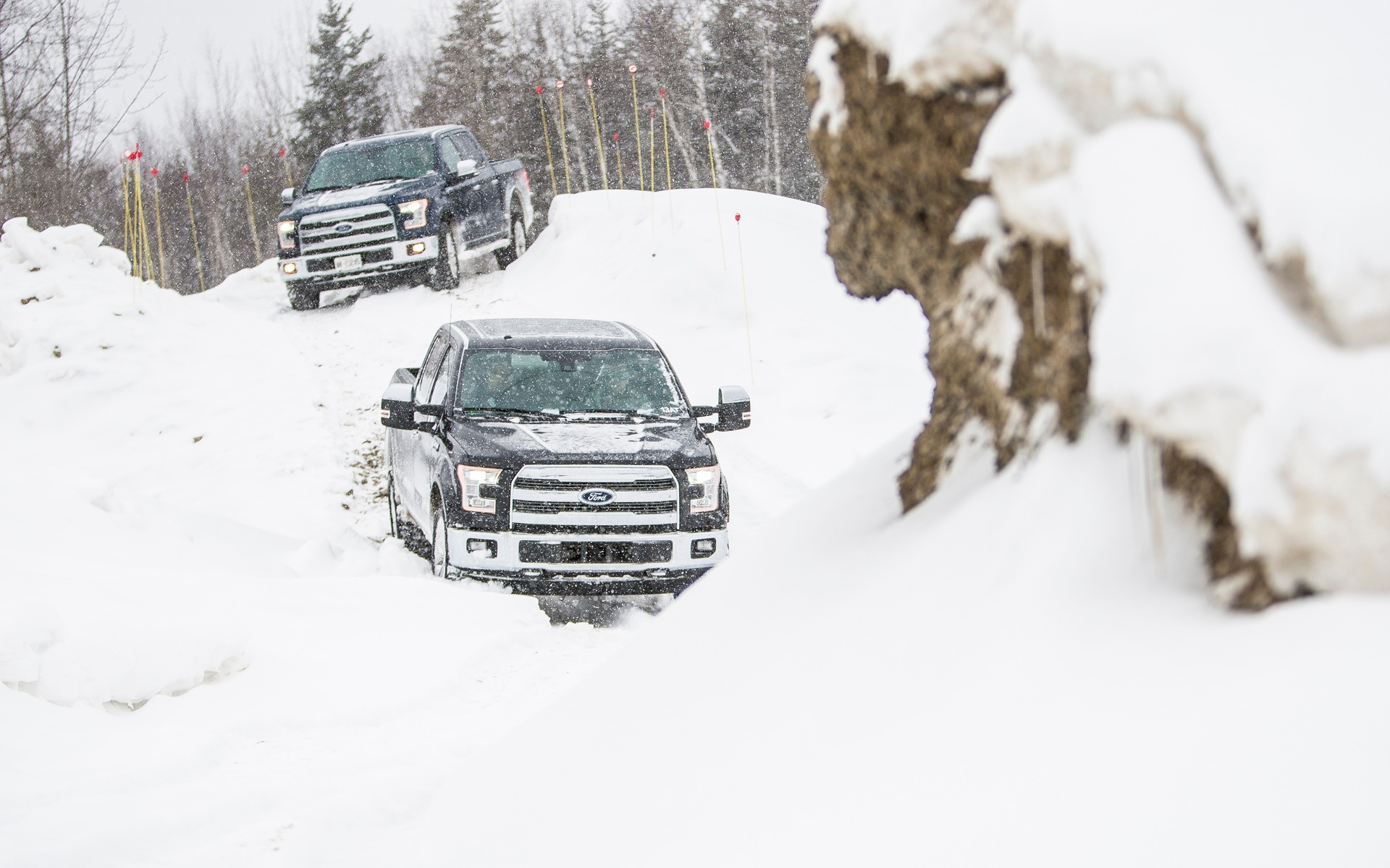 Ce n'est pas quelques centimètres de neige qui arrêteront un camion!