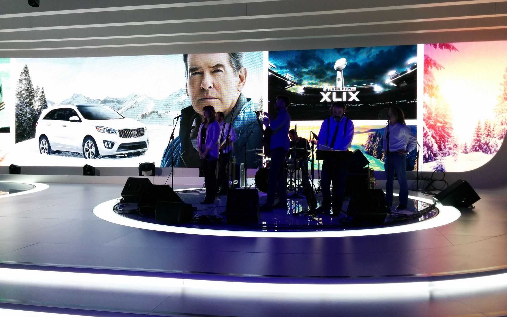 8: Kia avait un orchestre sur scène.