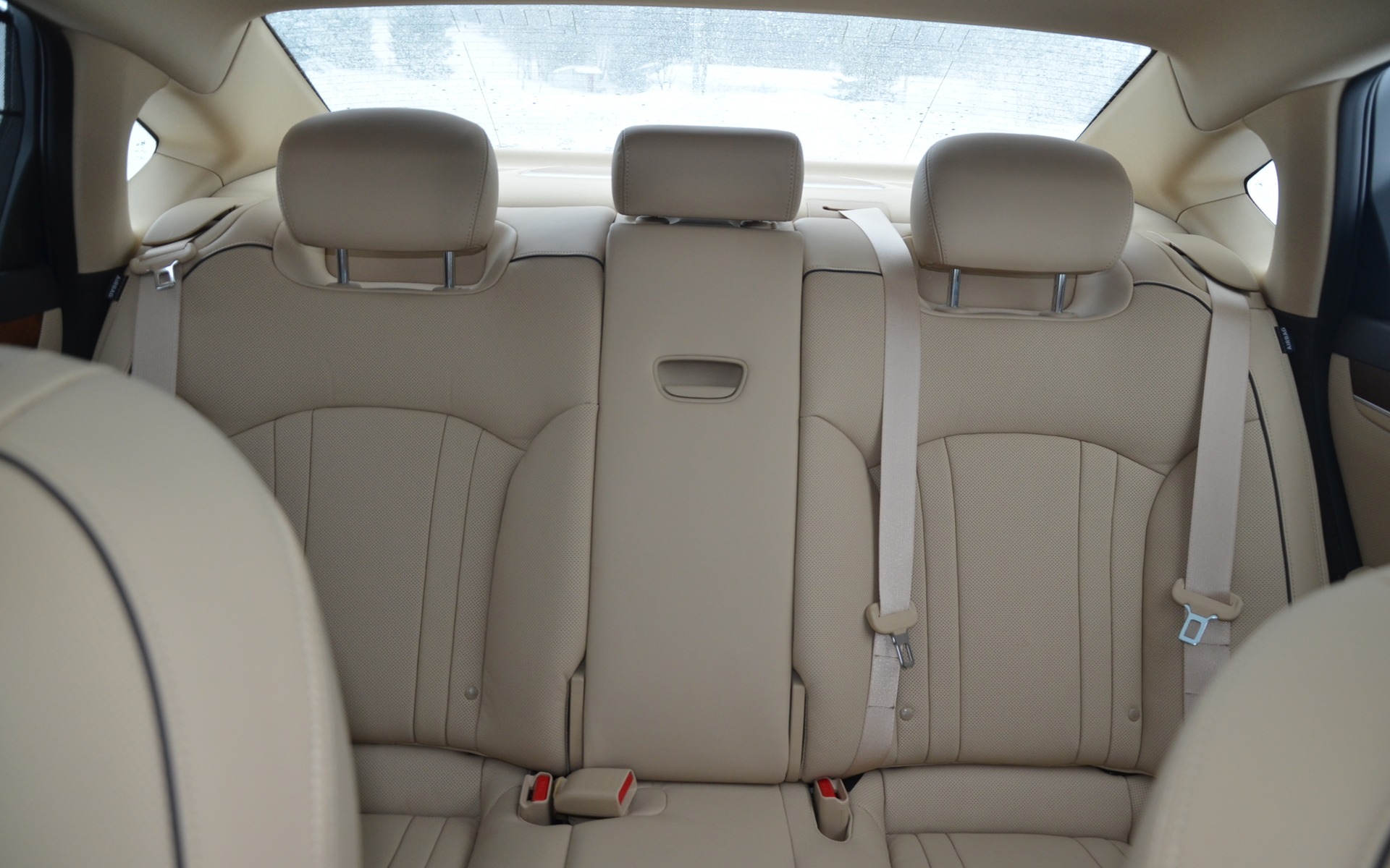 Hyundai Genesis 2015 - Des places arrière spacieuses et confortables