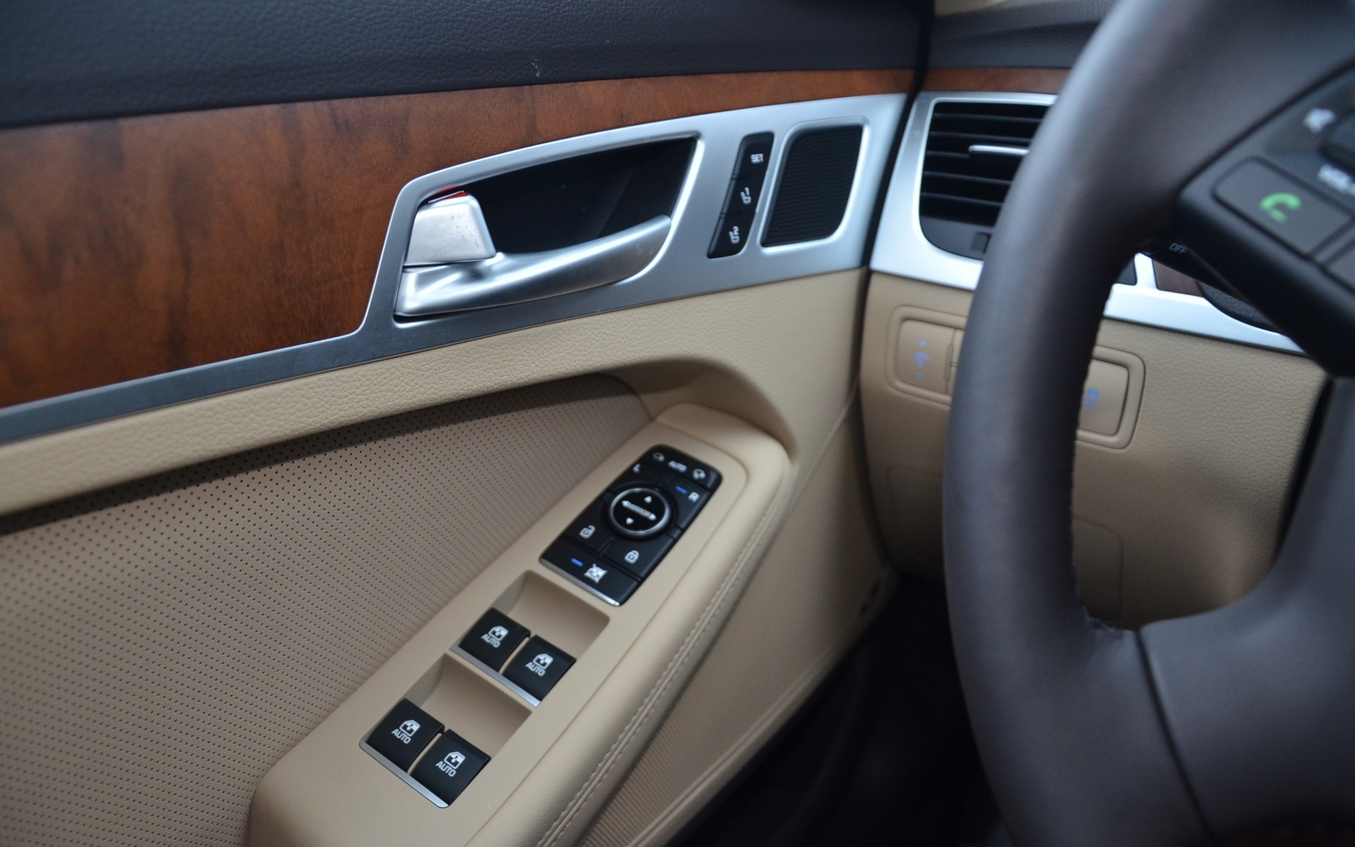 Hyundai Genesis 2015 - Très beau look pour les appliqués de bois.