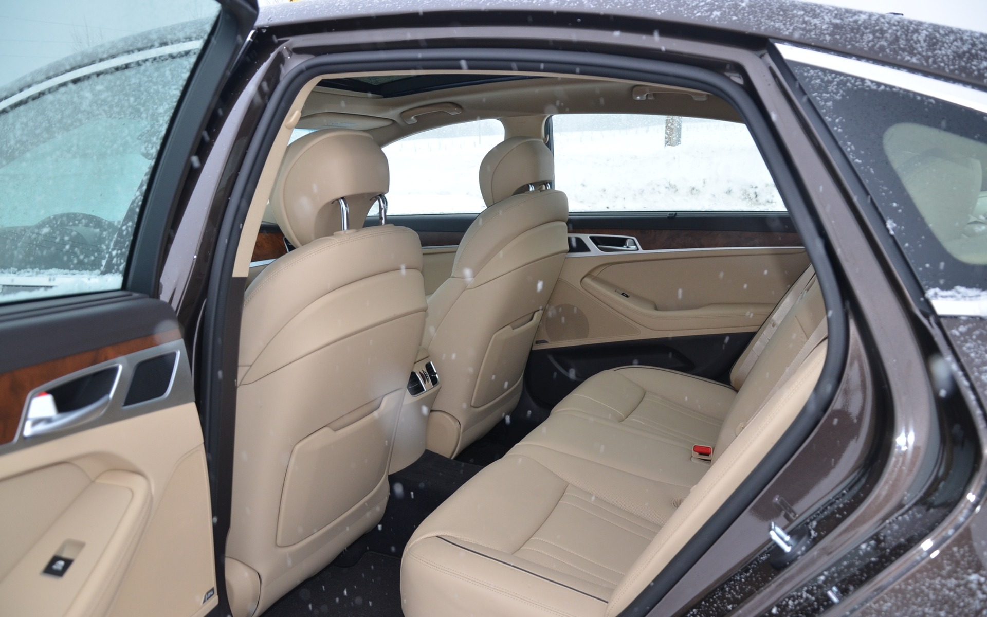 Hyundai Genesis 2015 - Places arrière confortables.