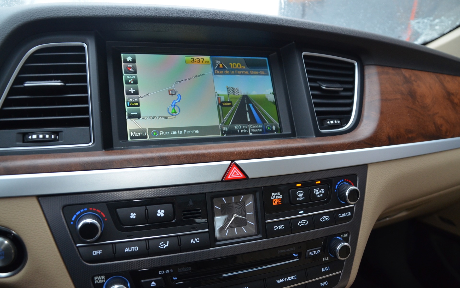 Hyundai Genesis 2015 - Écran multimédia couleur et montre analogique.