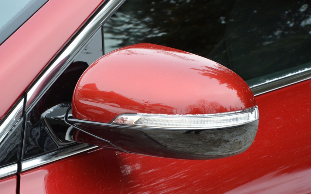 The turn indicator is integrated into the sideview mirror.
