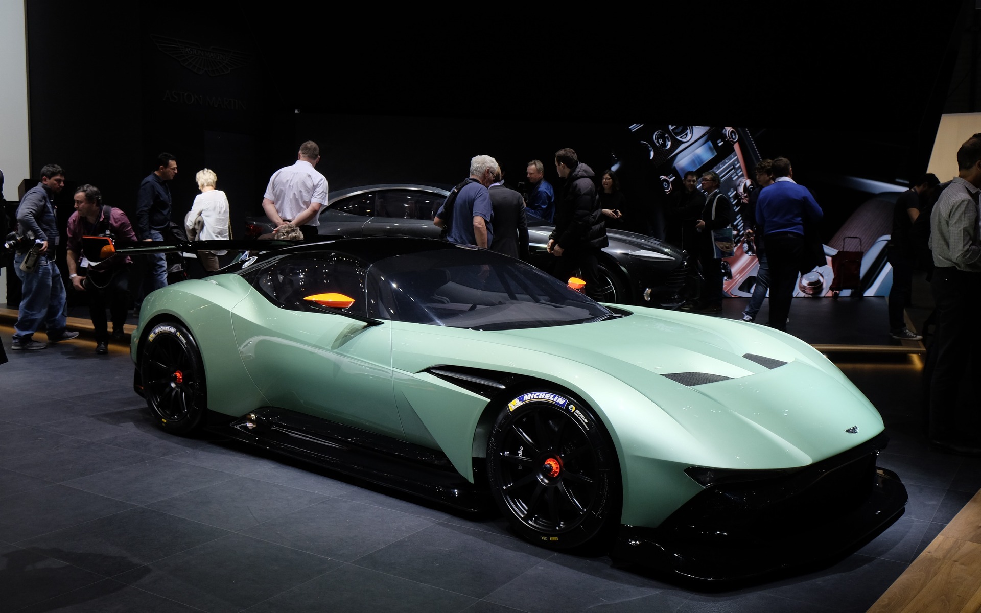 Los nuevos super carros de Aston Martin presentes en el Salón del Automóvil  Ginebra - CNN Video