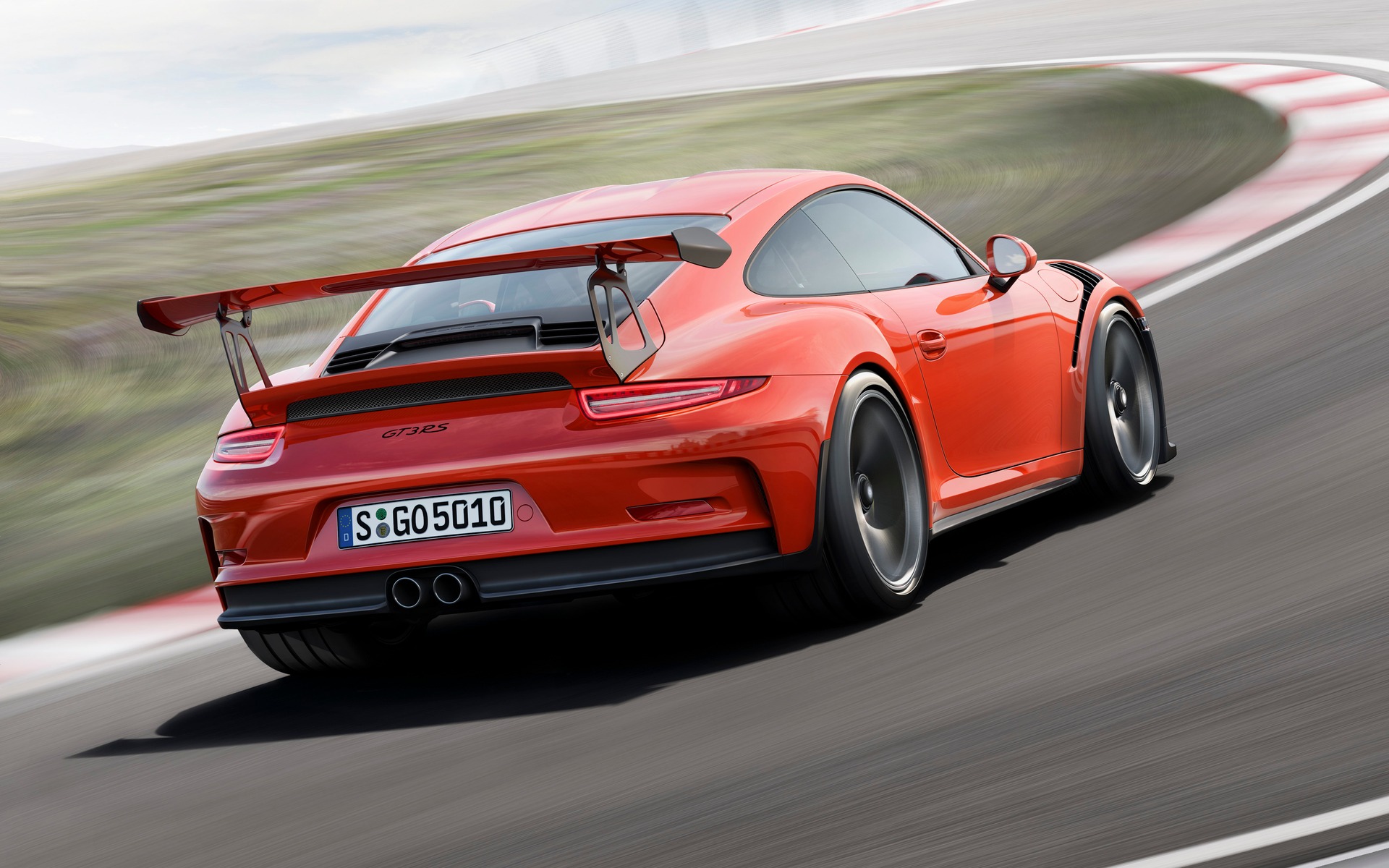 La 911 GT3 RS fait appel à plusieurs composantes en fibres de carbone.