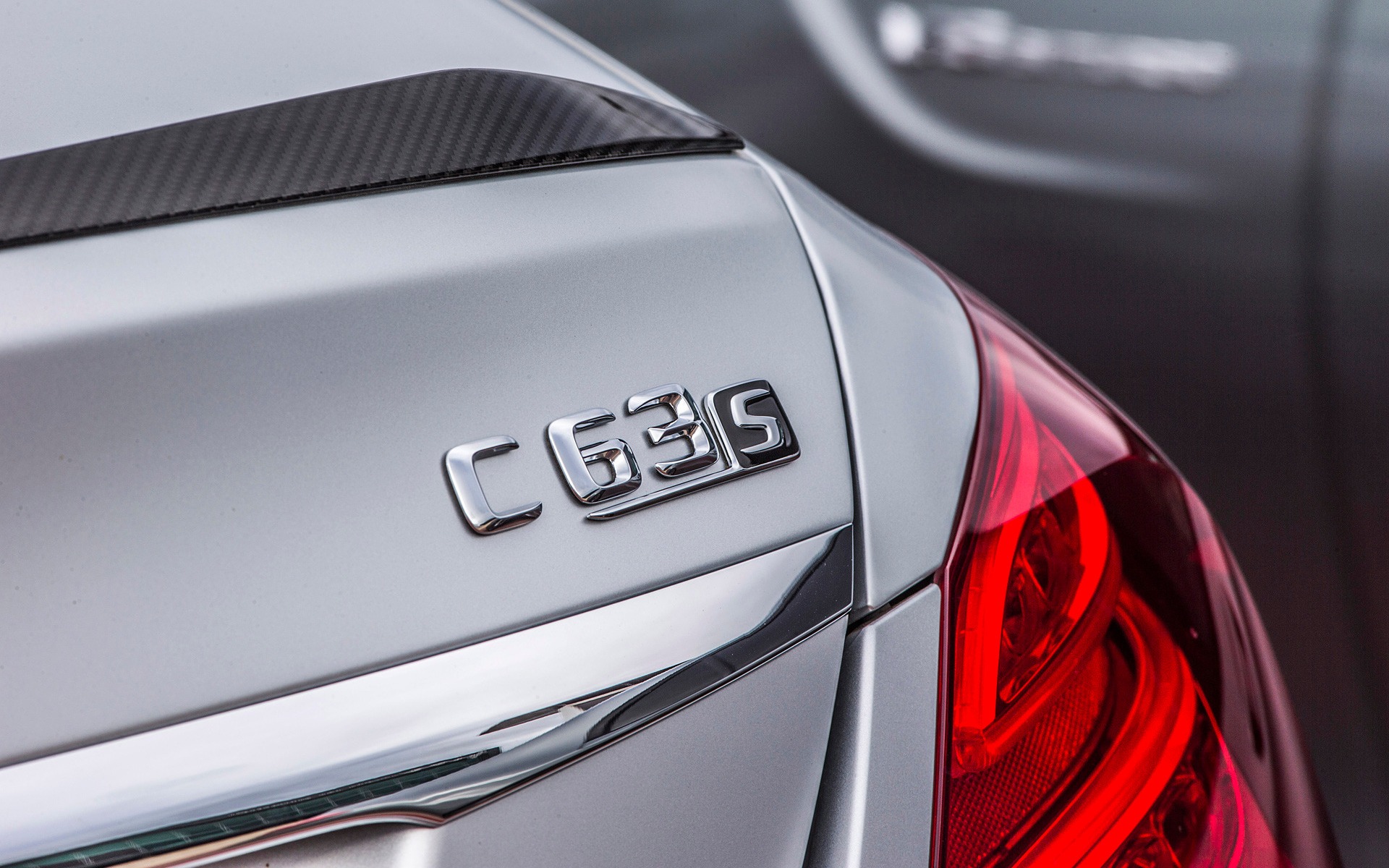 The insignia and the rather discreet carbon fibre spoiler of the C 63 S.