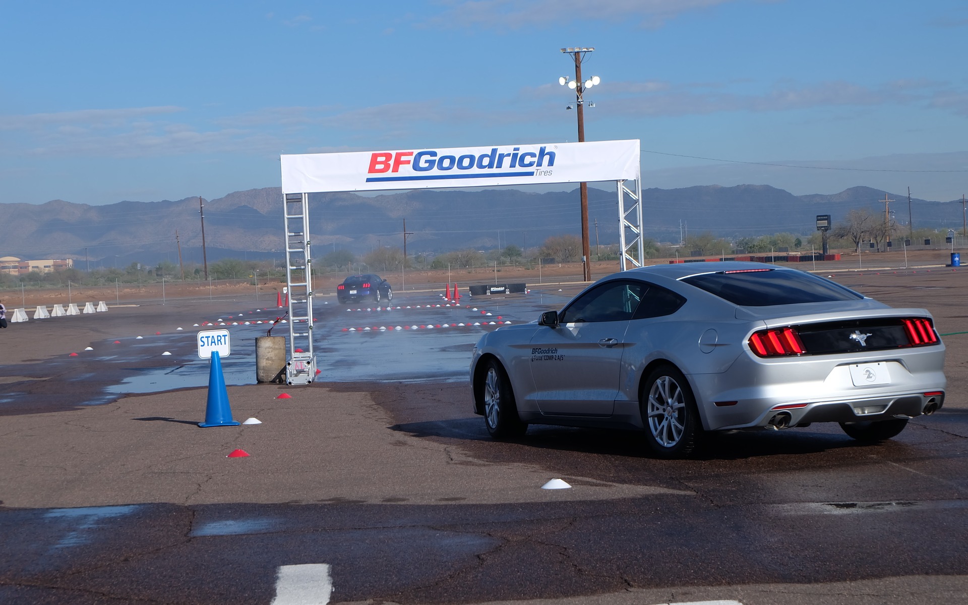 La piste était arrosée par des gicleurs.