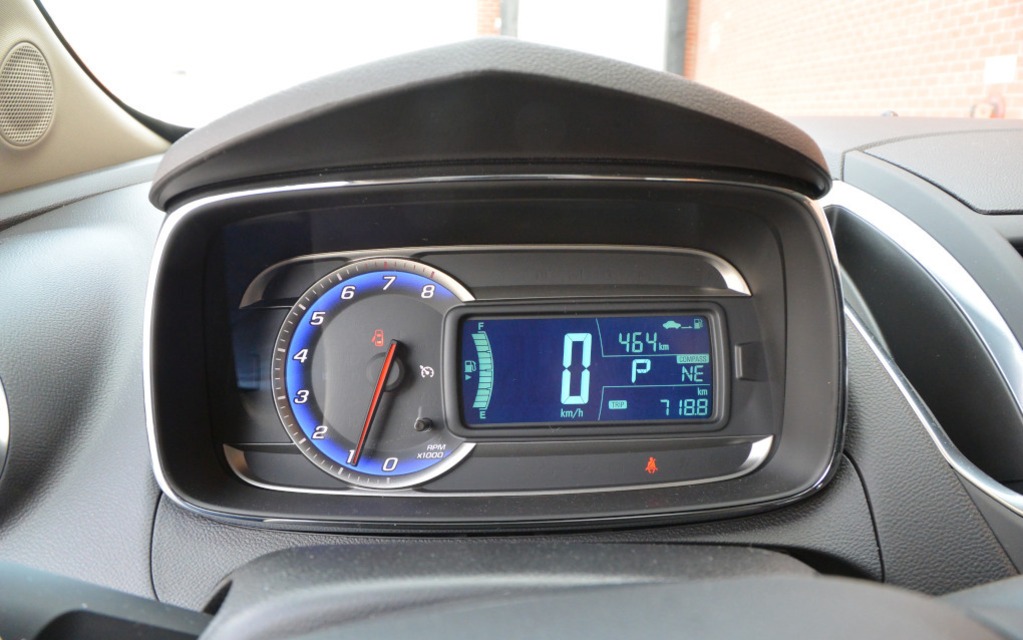 Les cadrans indicateurs sont dérivés du monde de la moto.