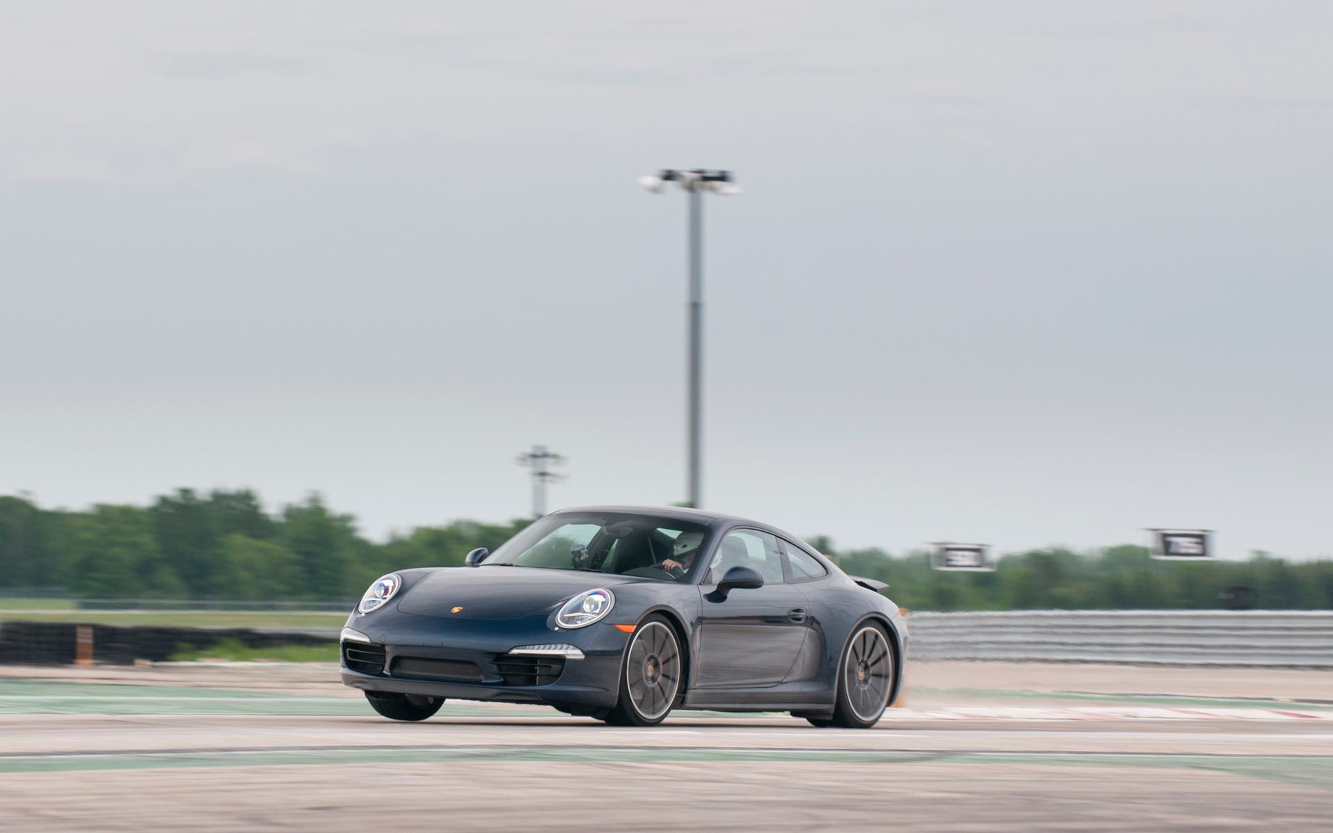 2e: Porsche 911 Carrera 4 S