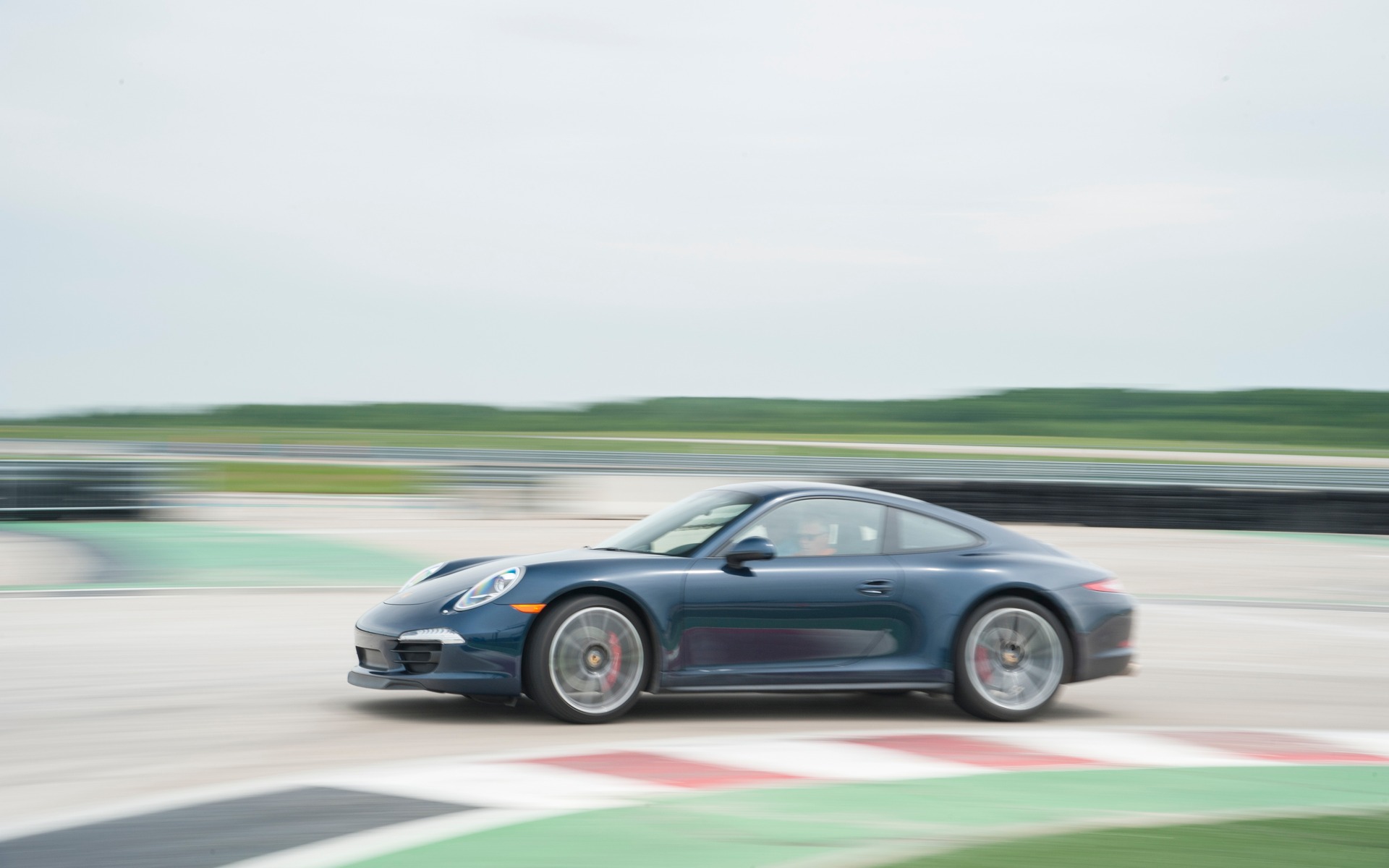 2e: Porsche 911 Carrera 4 S