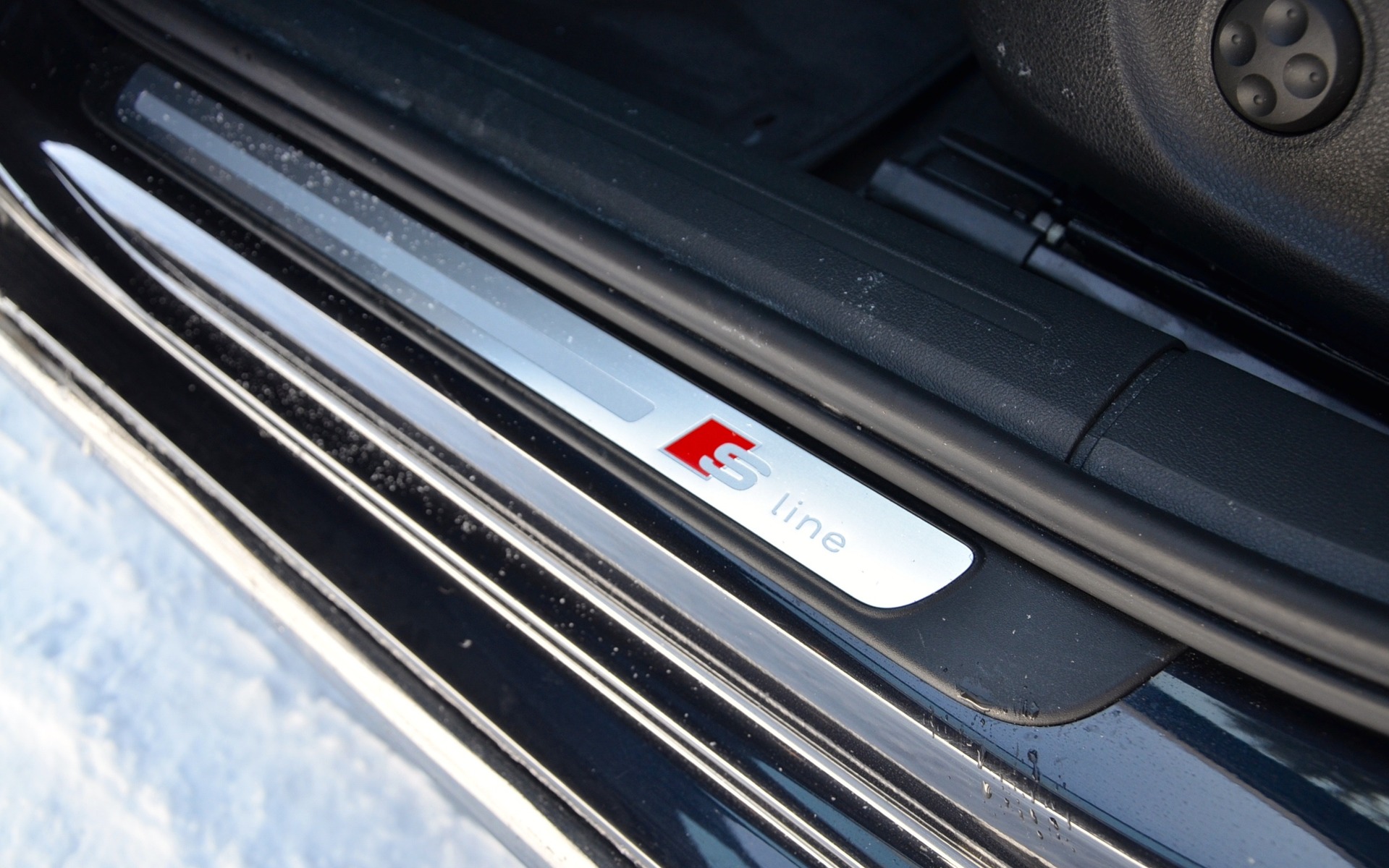 Audi A4 2015 - Détail du seuil de portière avec inscription S-line