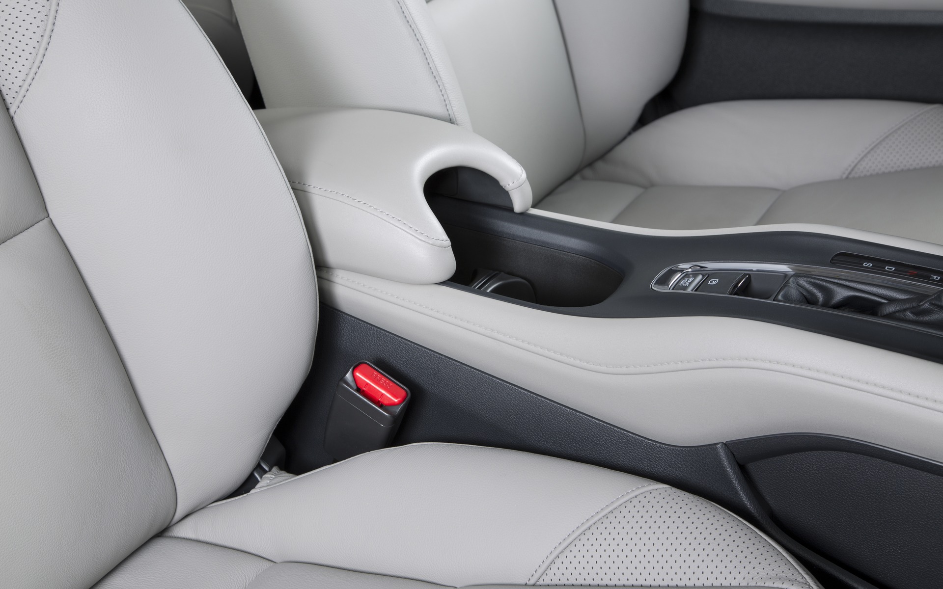 Honda HR-V 2016 - Accoudoir central coulissant et porte-gobelets.