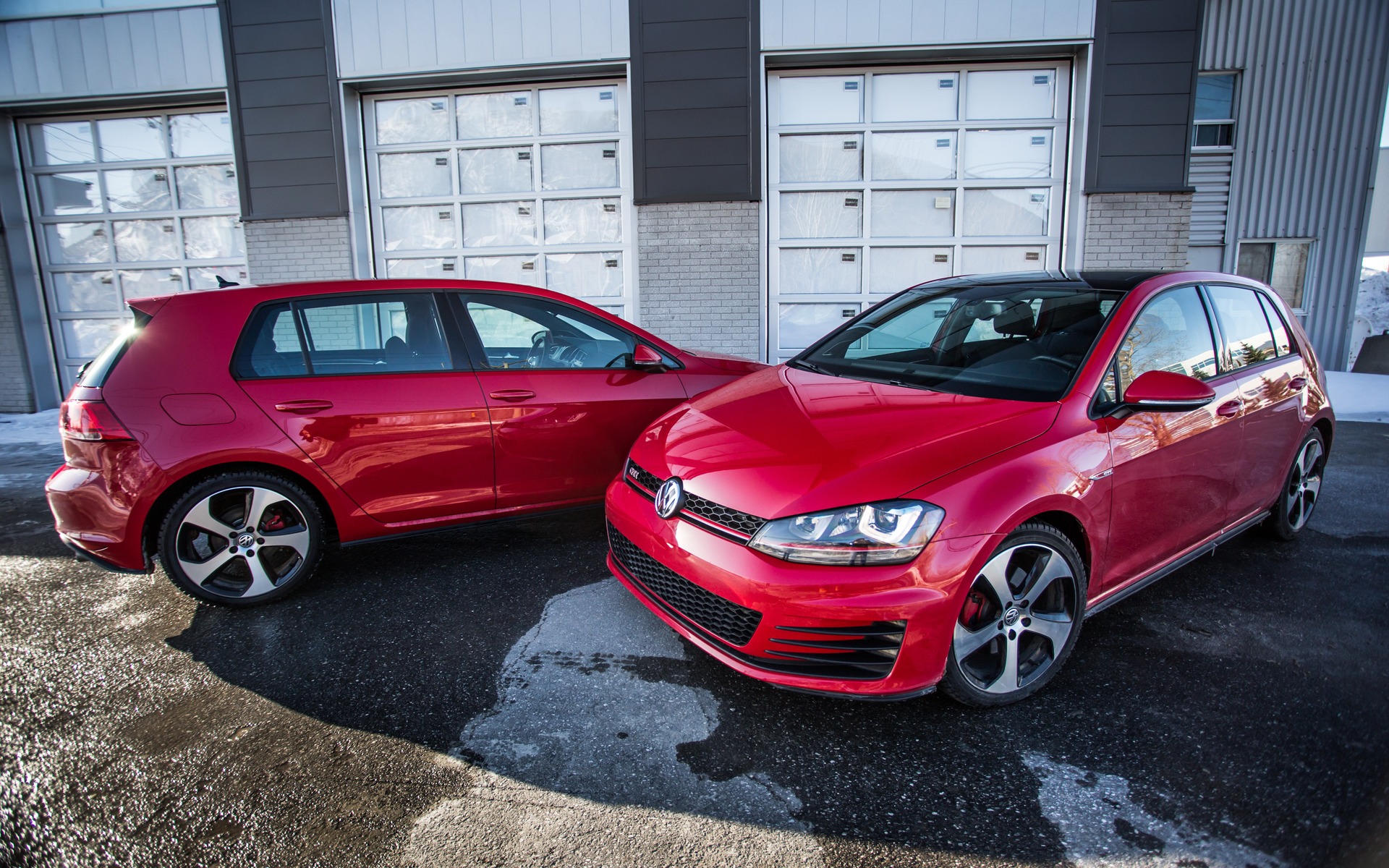 Ces deux Volkswagen GTI sont identiques, à un détail près...