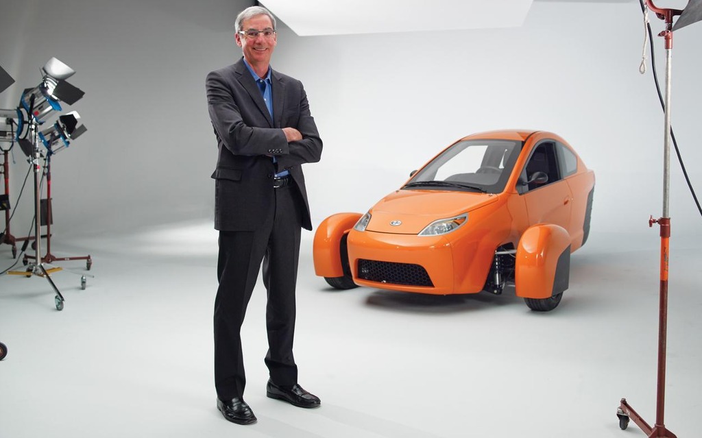 Paul Elio et la voiture qui porte son nom.