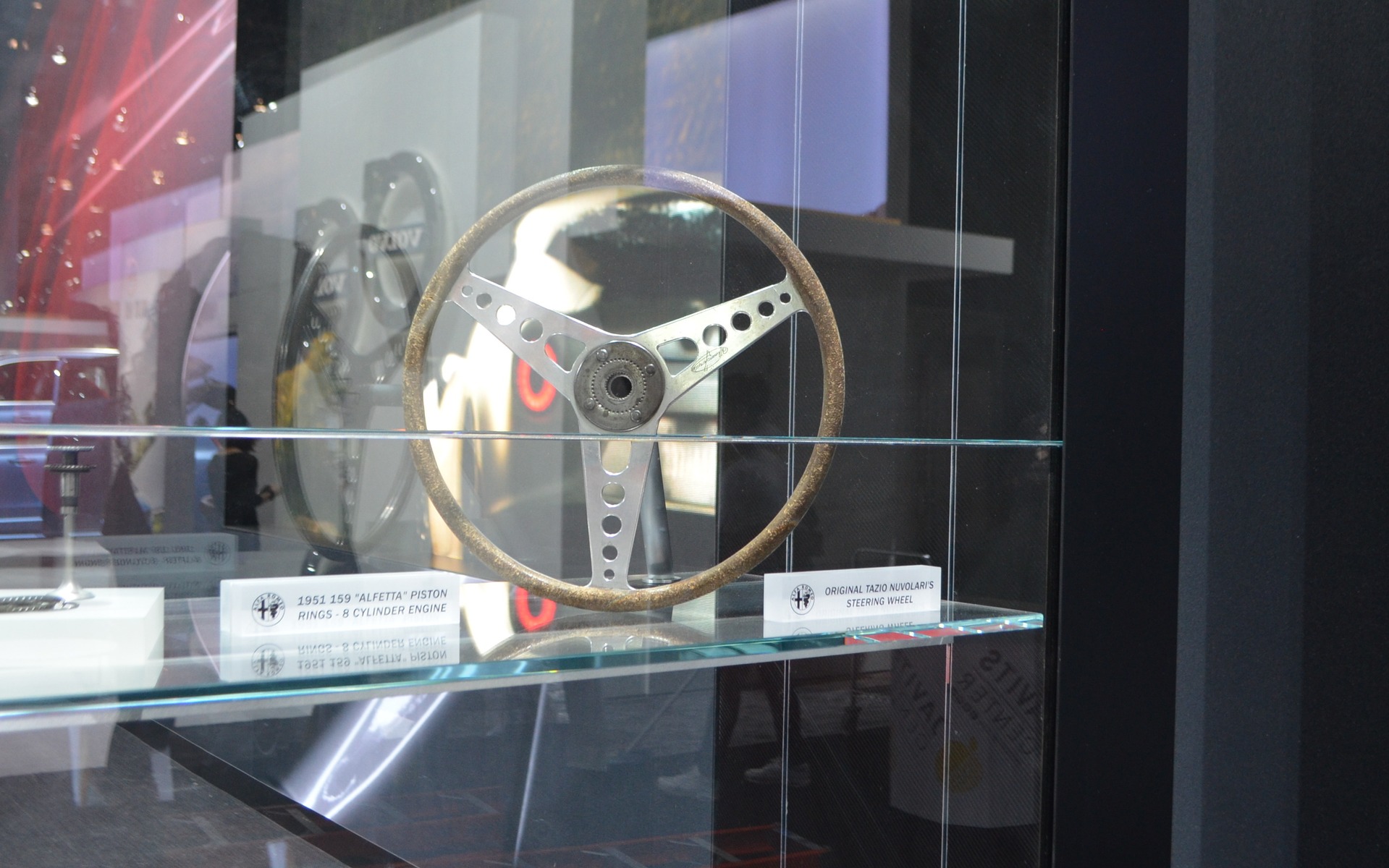 Chez Alfa Romeo toujours, un volant original tenu par Tazio Nuvolari. 