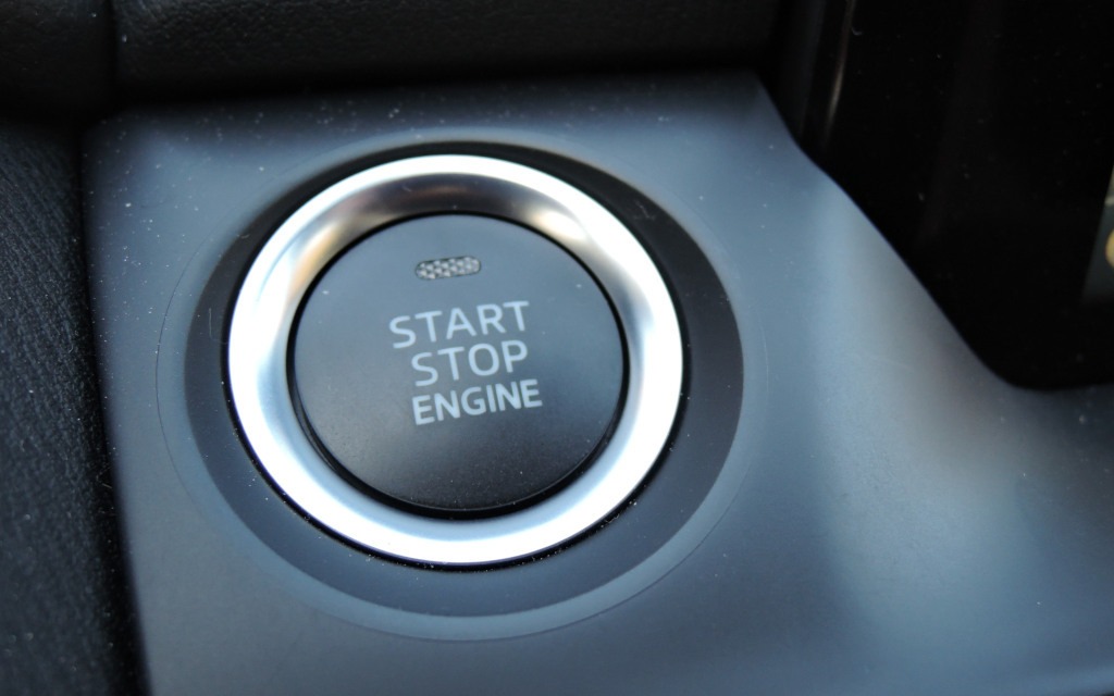 On lance le moteur à l'aide d'un bouton de démarrage.