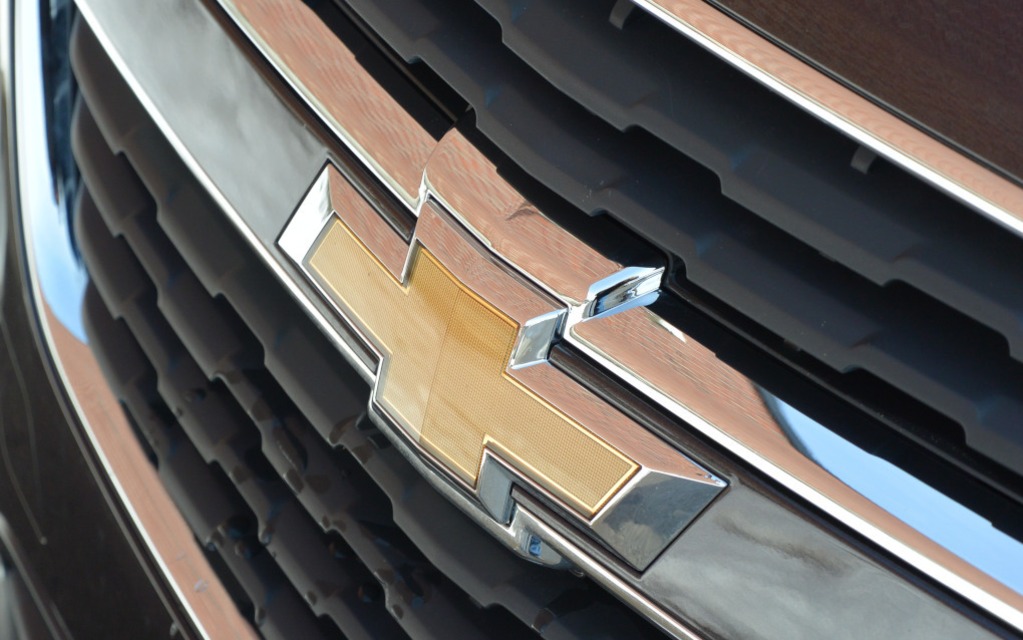 Chevrolet’s bowtie anchored on the front grille’s central beam. 