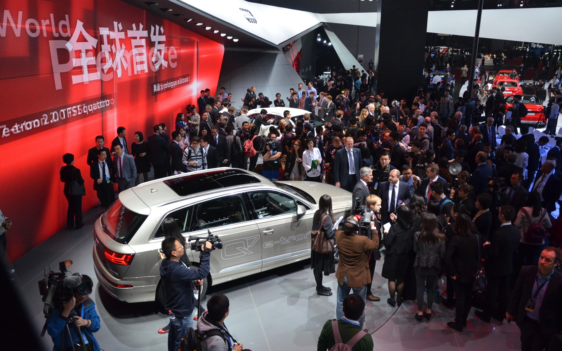 Audi Q7 e-tron quattro au Salon de l'Auto de Shanghai 2015.