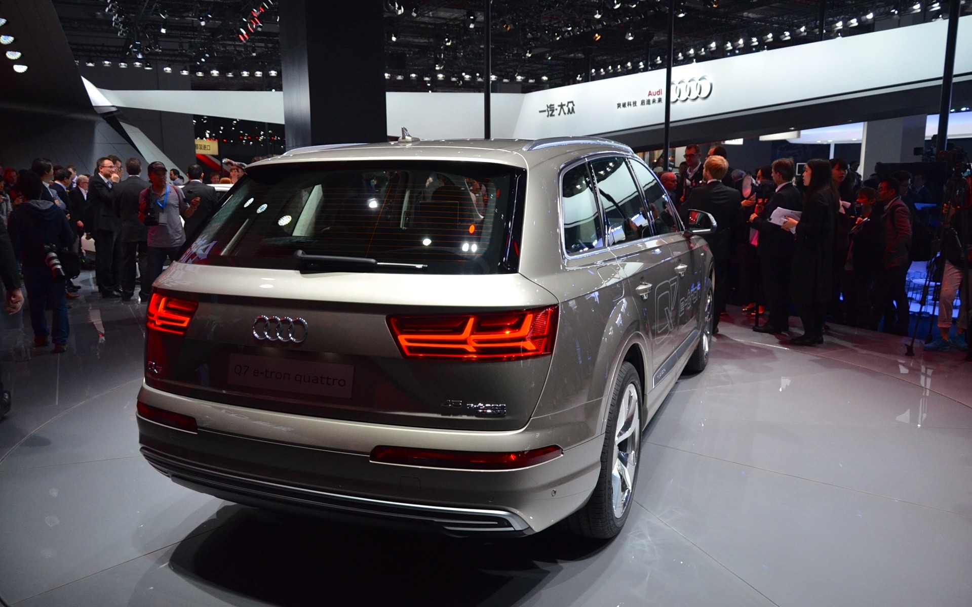 Audi Q7 e-tron quattro au Salon de l'Auto de Shanghai 2015.